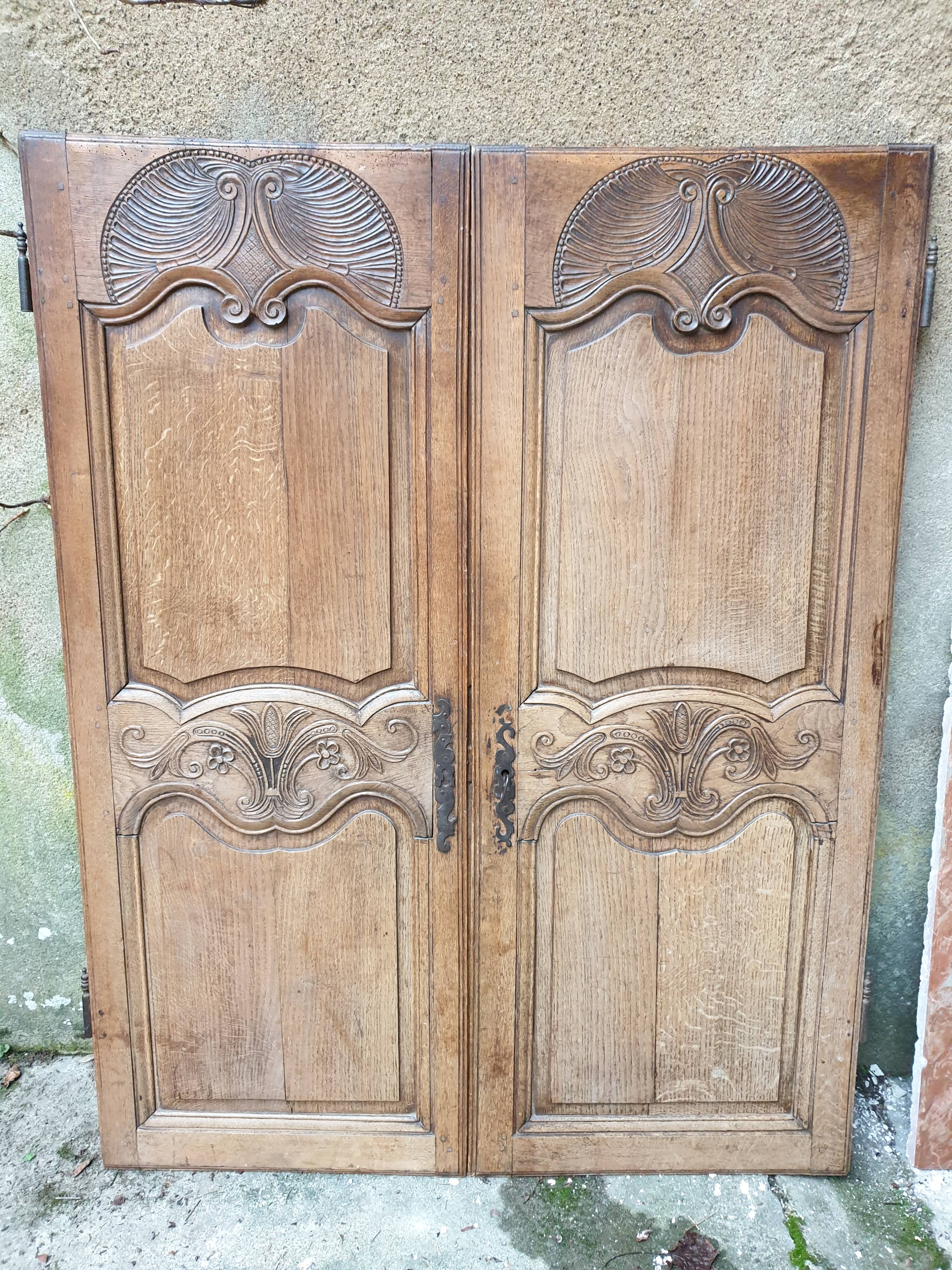 Double portes anciennes de placard