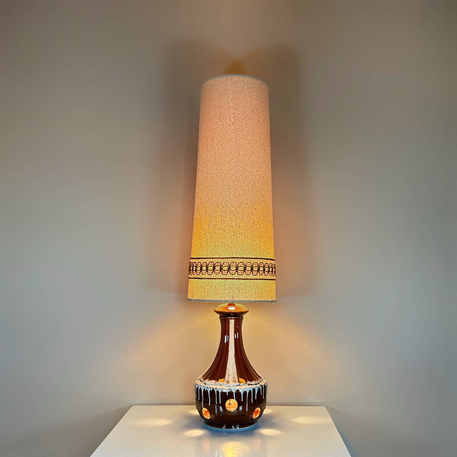 Lampe de sol céramique et bouclettes années 70