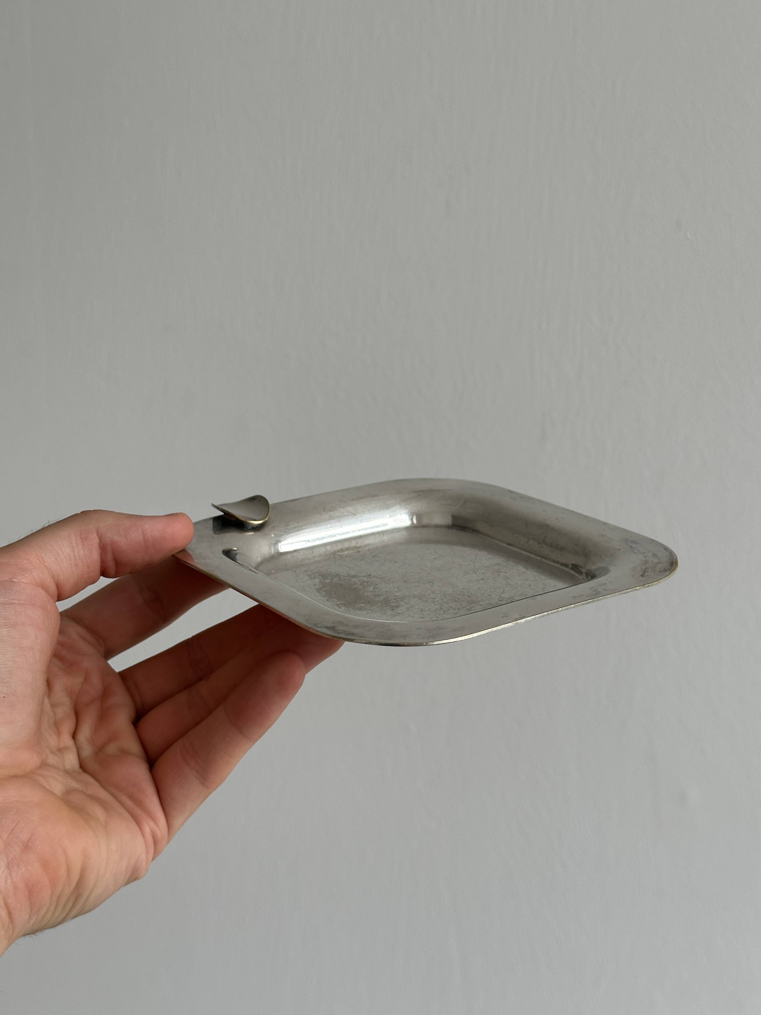 Cendrier carré en métal patiné