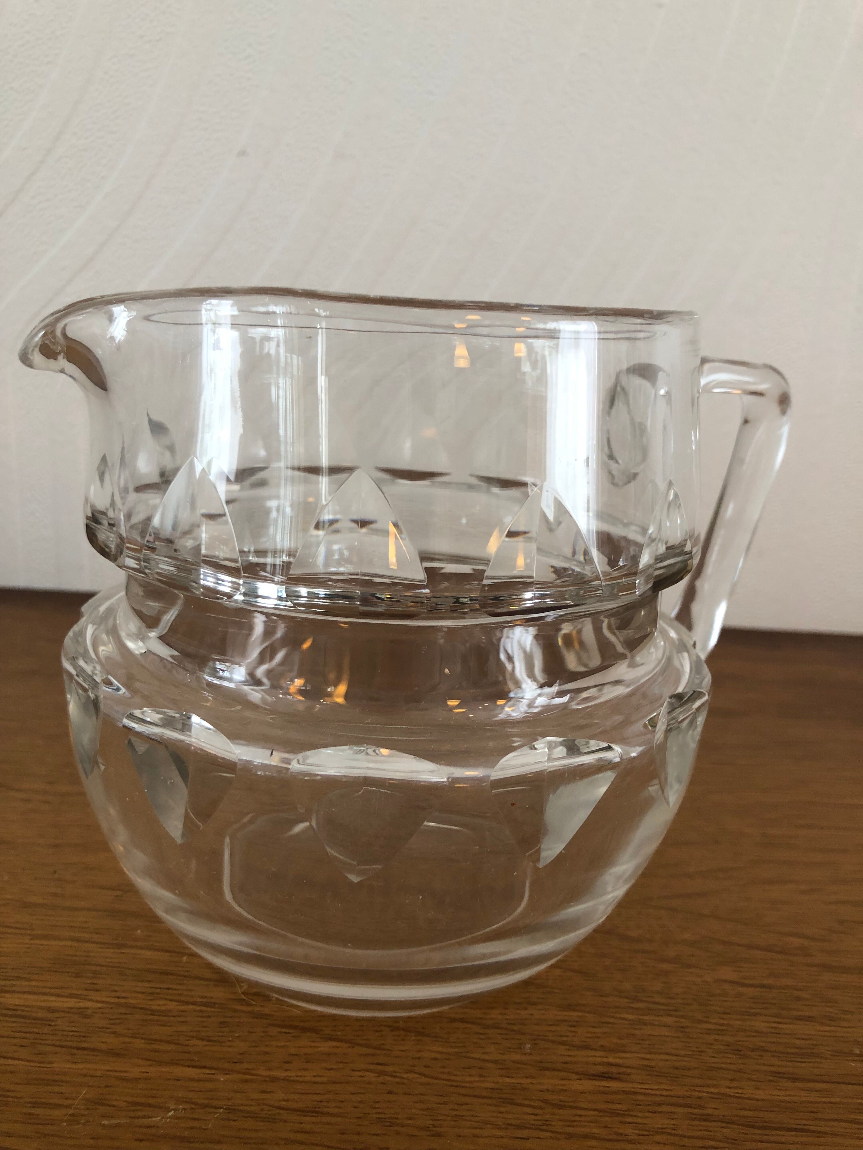 Cruche en verre taillé avec anse