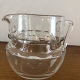 Cruche en verre taillé avec anse
