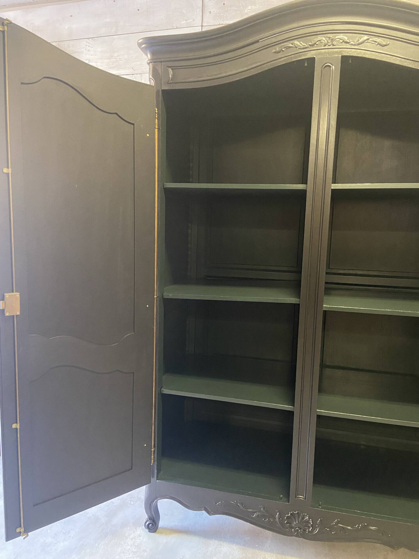 Armoire « chapeau de gendarme »