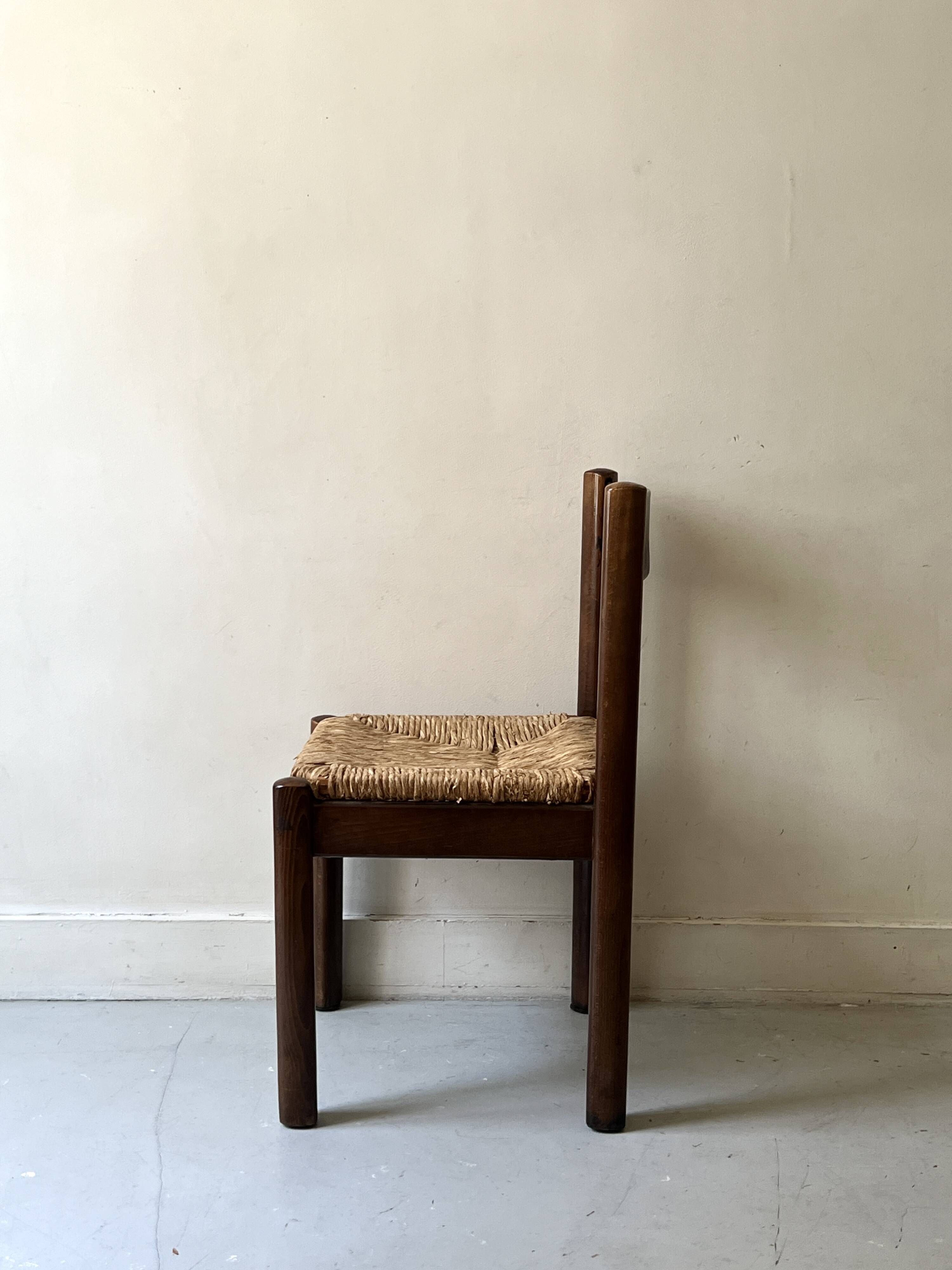 Lot of 4 modernist chairs in solid wood, leather and straw, Italy 1970.
