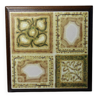 Vintage trivet in glazed ceramic and wood, circa 1960-1970.