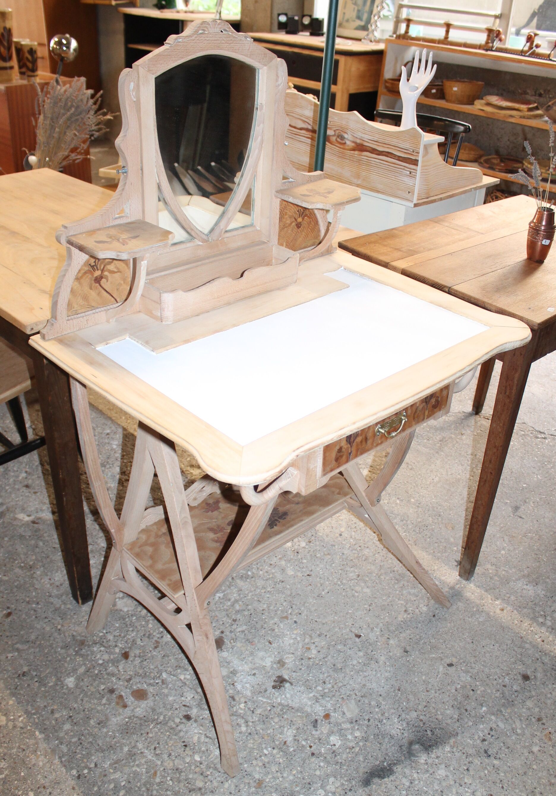 Art Nouveau hairdresser