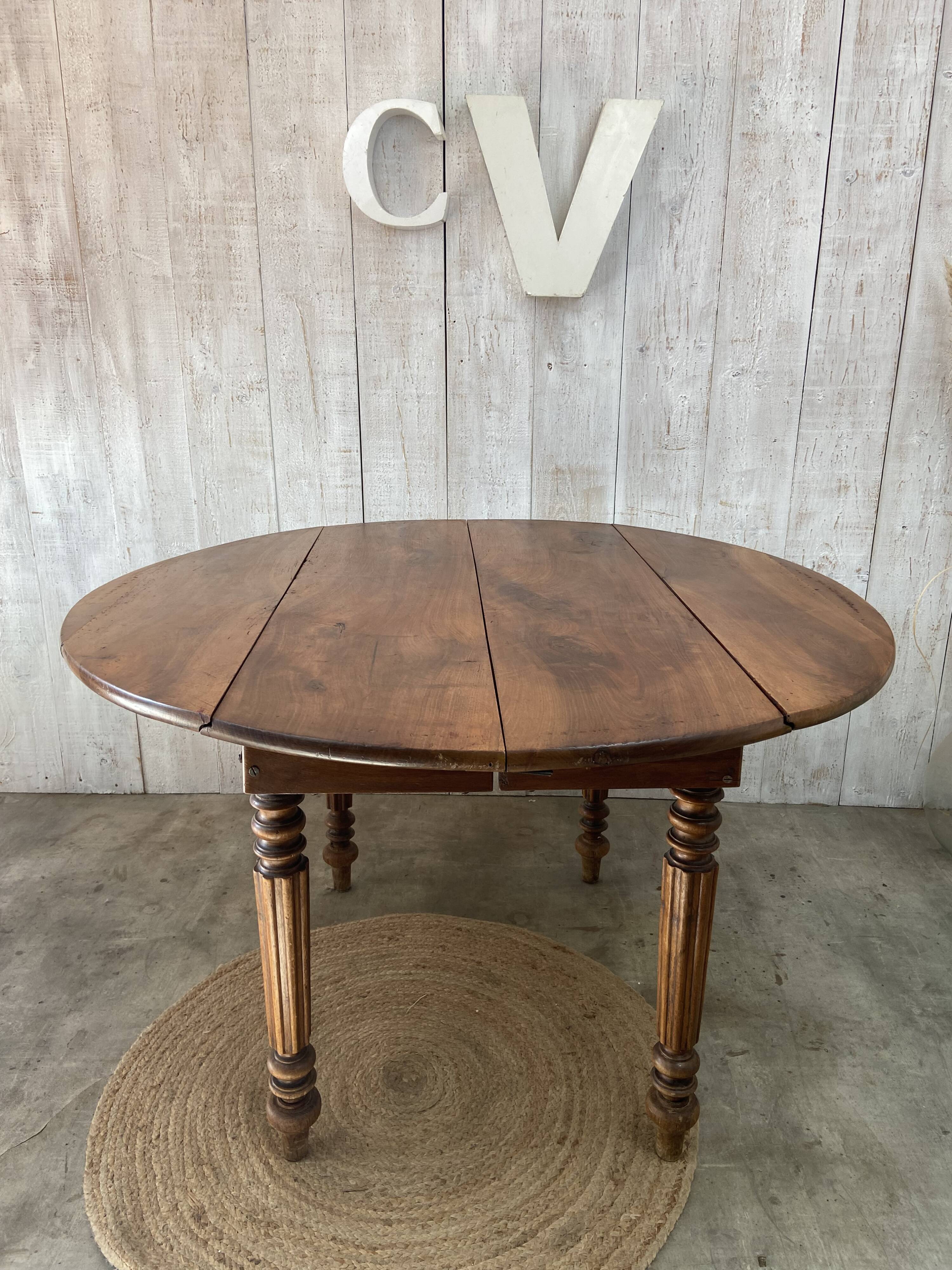 Extendable country table