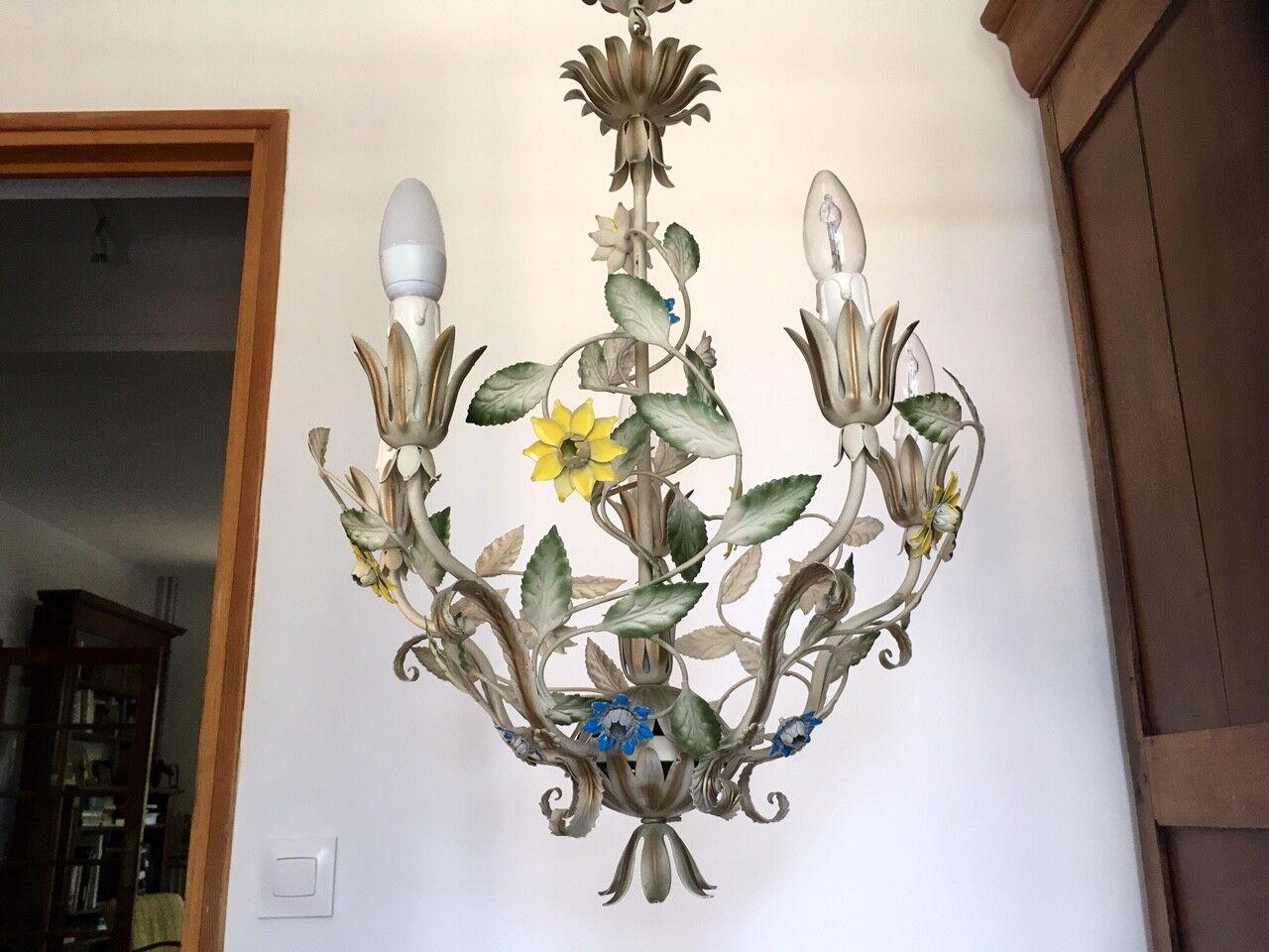 Lustre vintage en métal peint à décor de fleurs