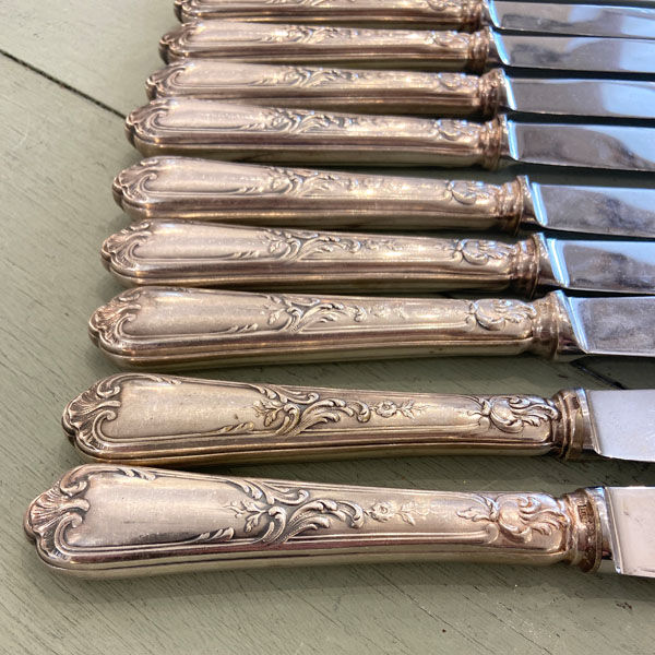 Series of 12 silver metal table knives, Ercuis Goldsmith