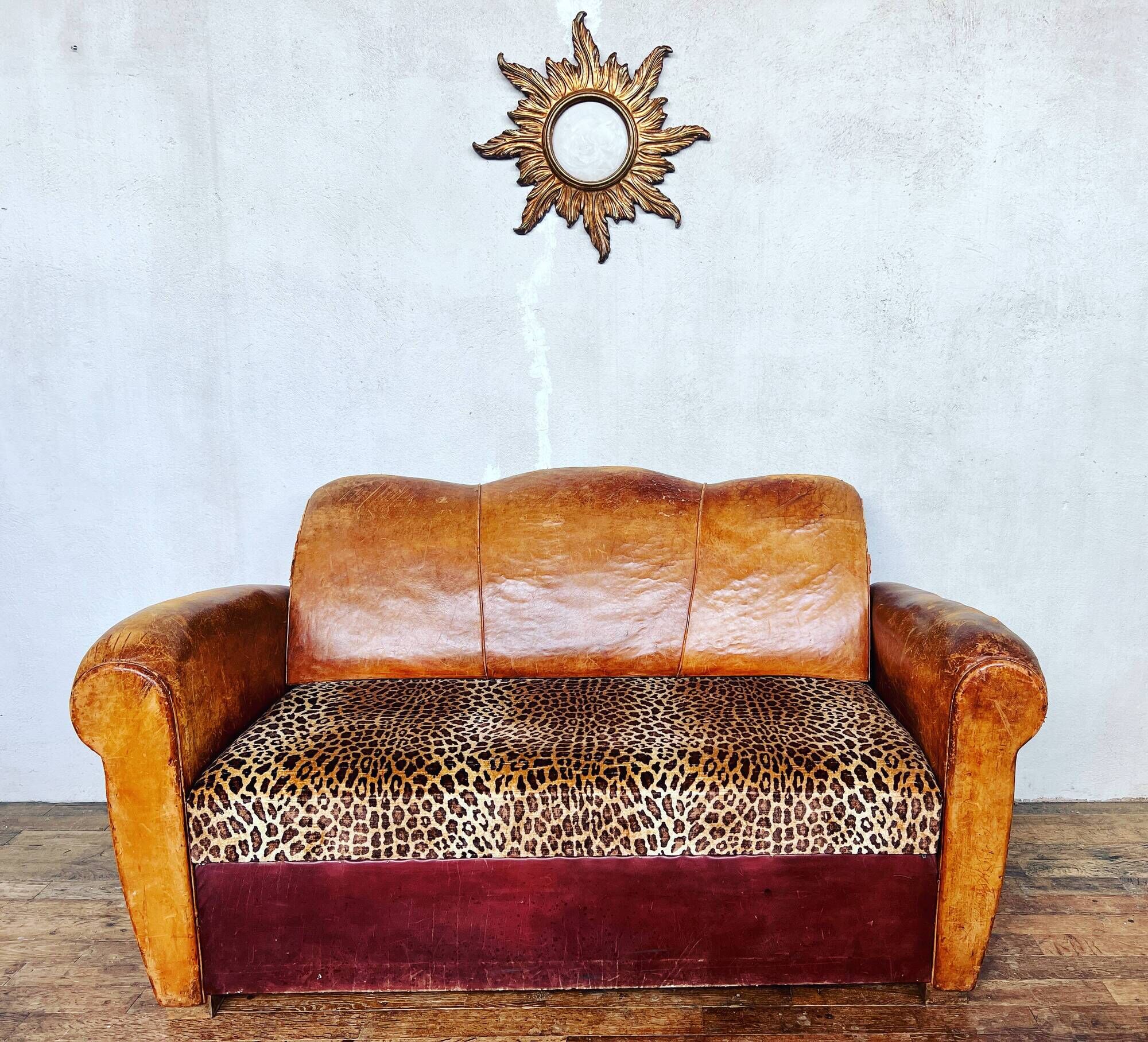 Canapé club Art Déco en cuir et motif léopard