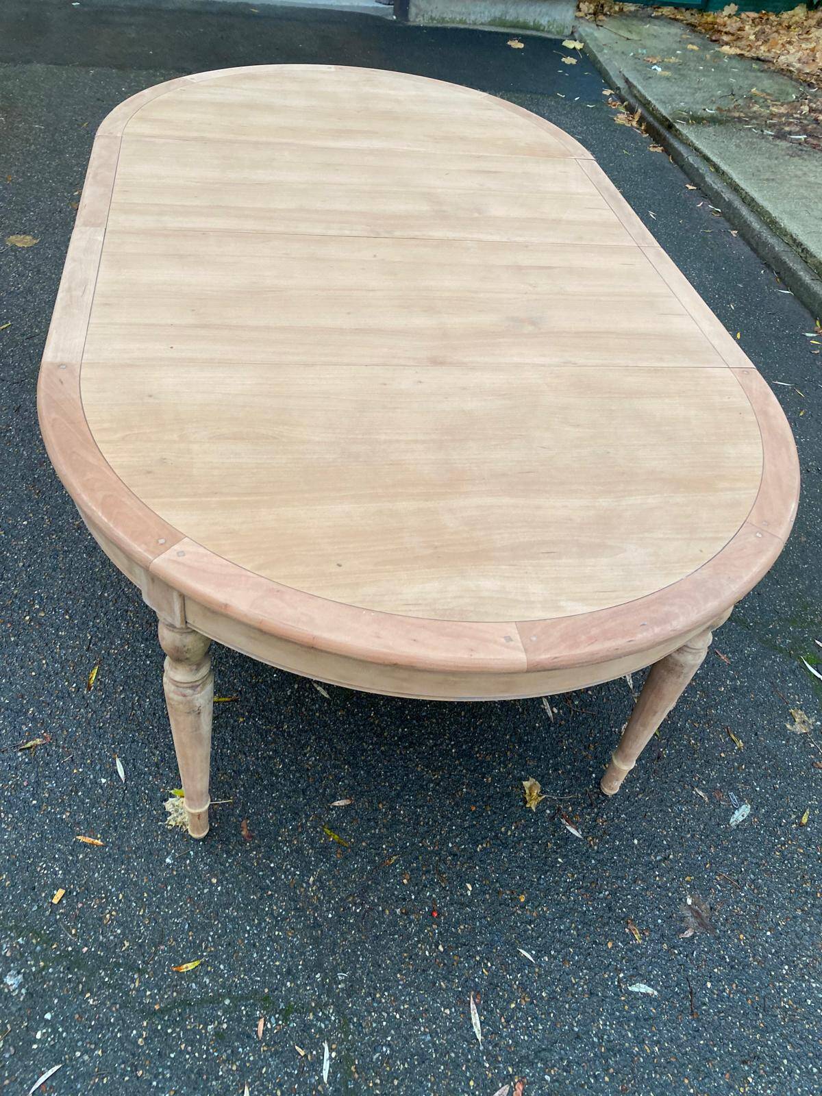 Louis Philippe round extendable dining table, restored, 19th century, 210cm