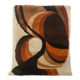 Tapis de l'ère spatiale des années 1970, à poils longs, beige avec un motif orange et marron.