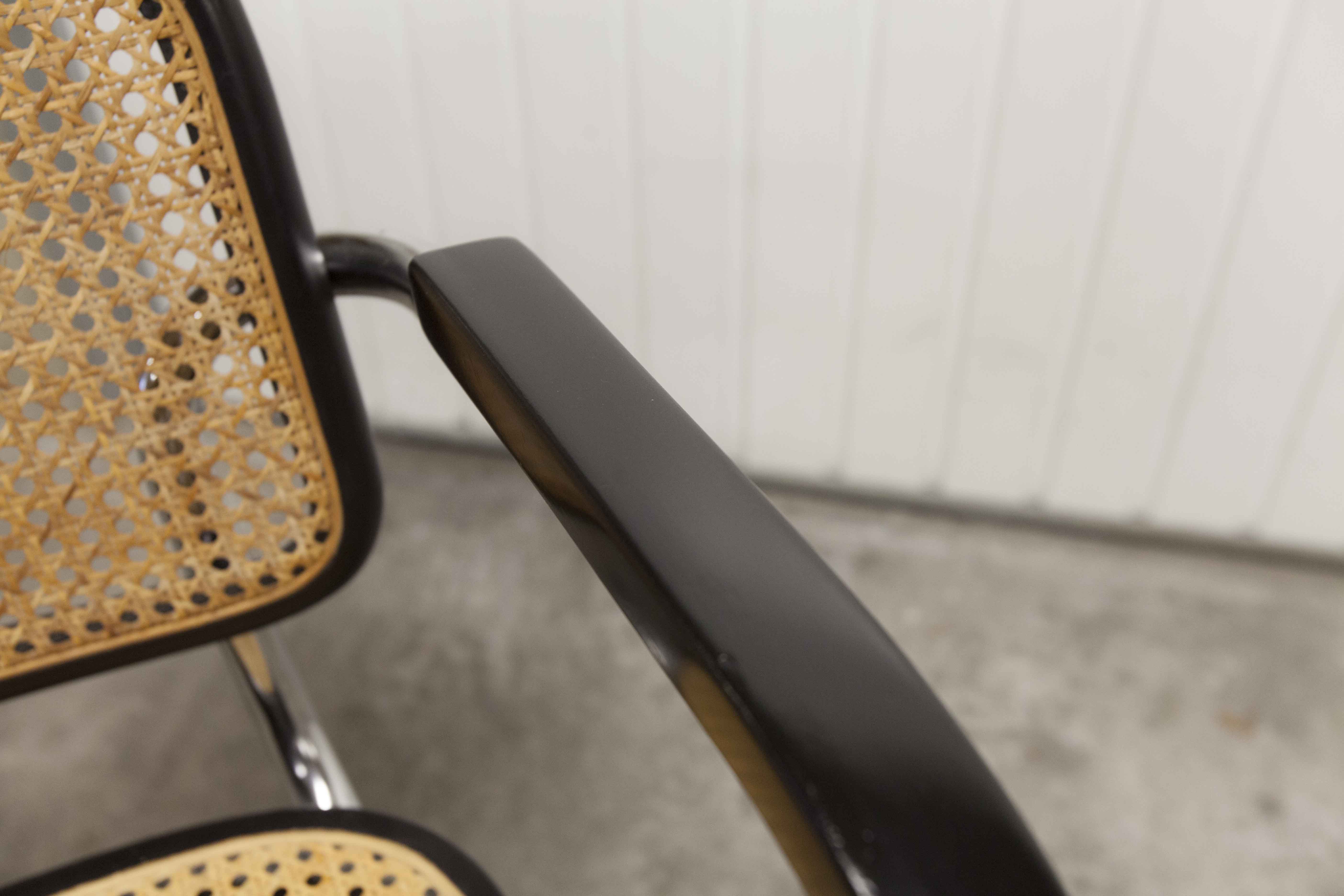 Fauteuil b64 Breuer noir cannage accoudoirs et tampons neufs