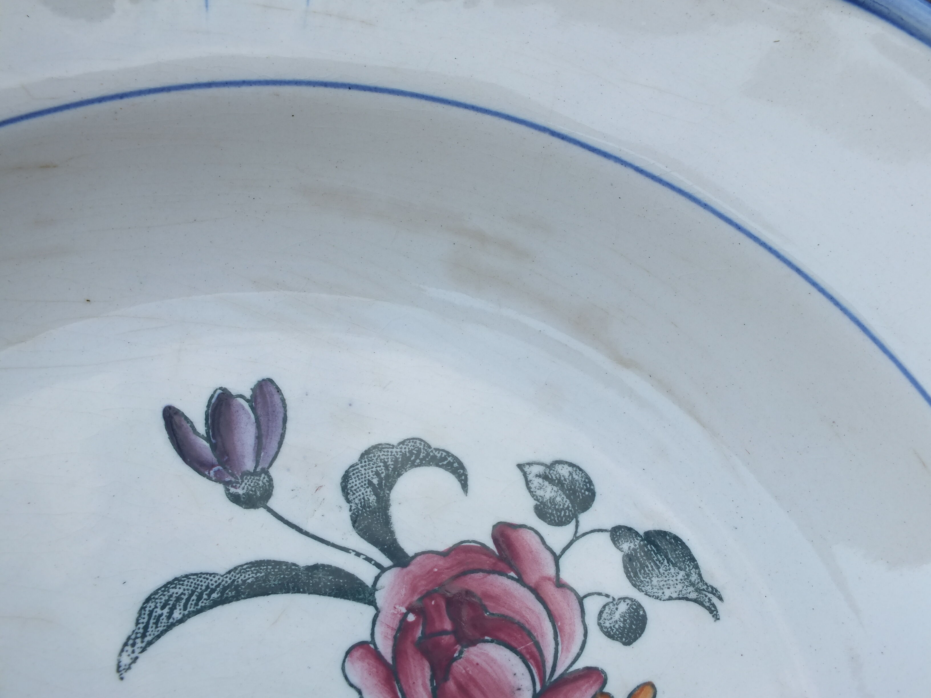 Round flat and hollow Longchamp Velars in Iron Earth