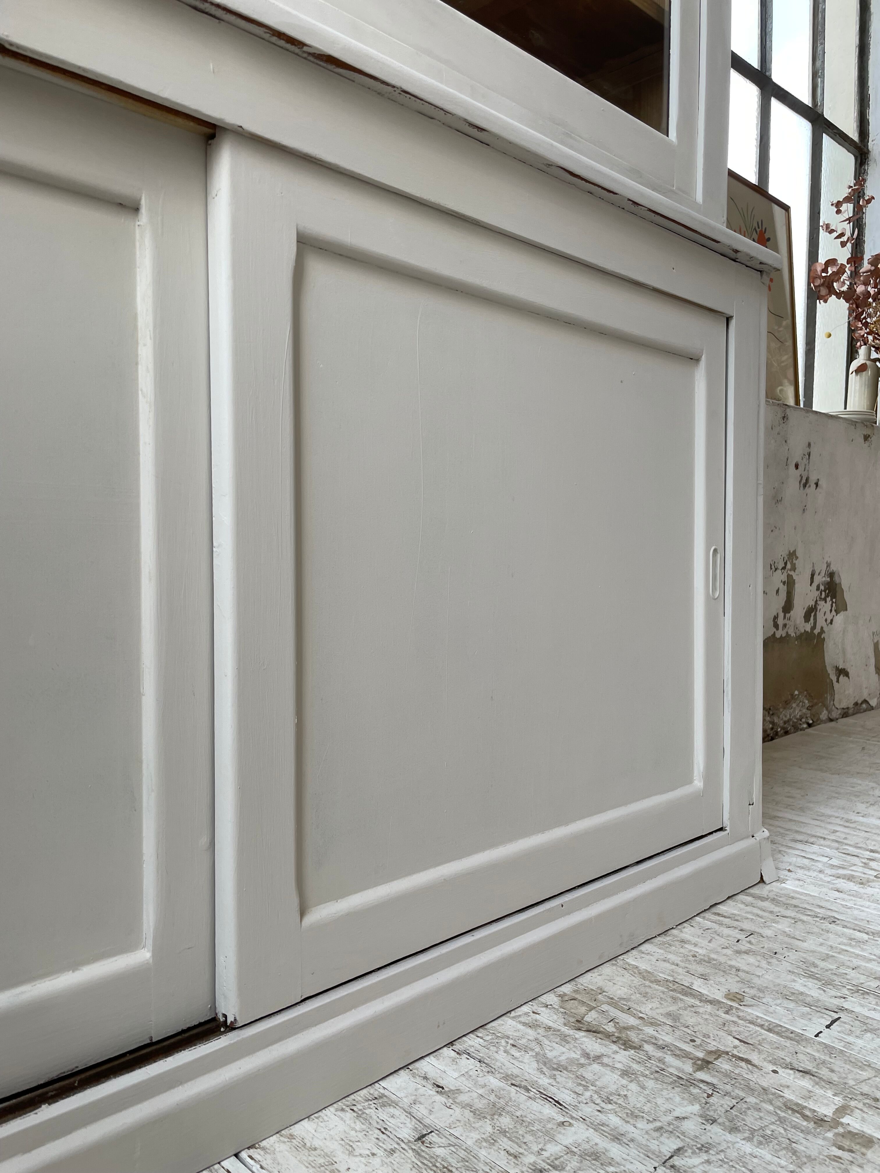 Library showcase ivory white sliding doors