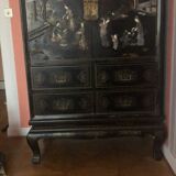 Meuble chinois à décor de scène de cour en bois noirci et décor en applique . Travail du 19e