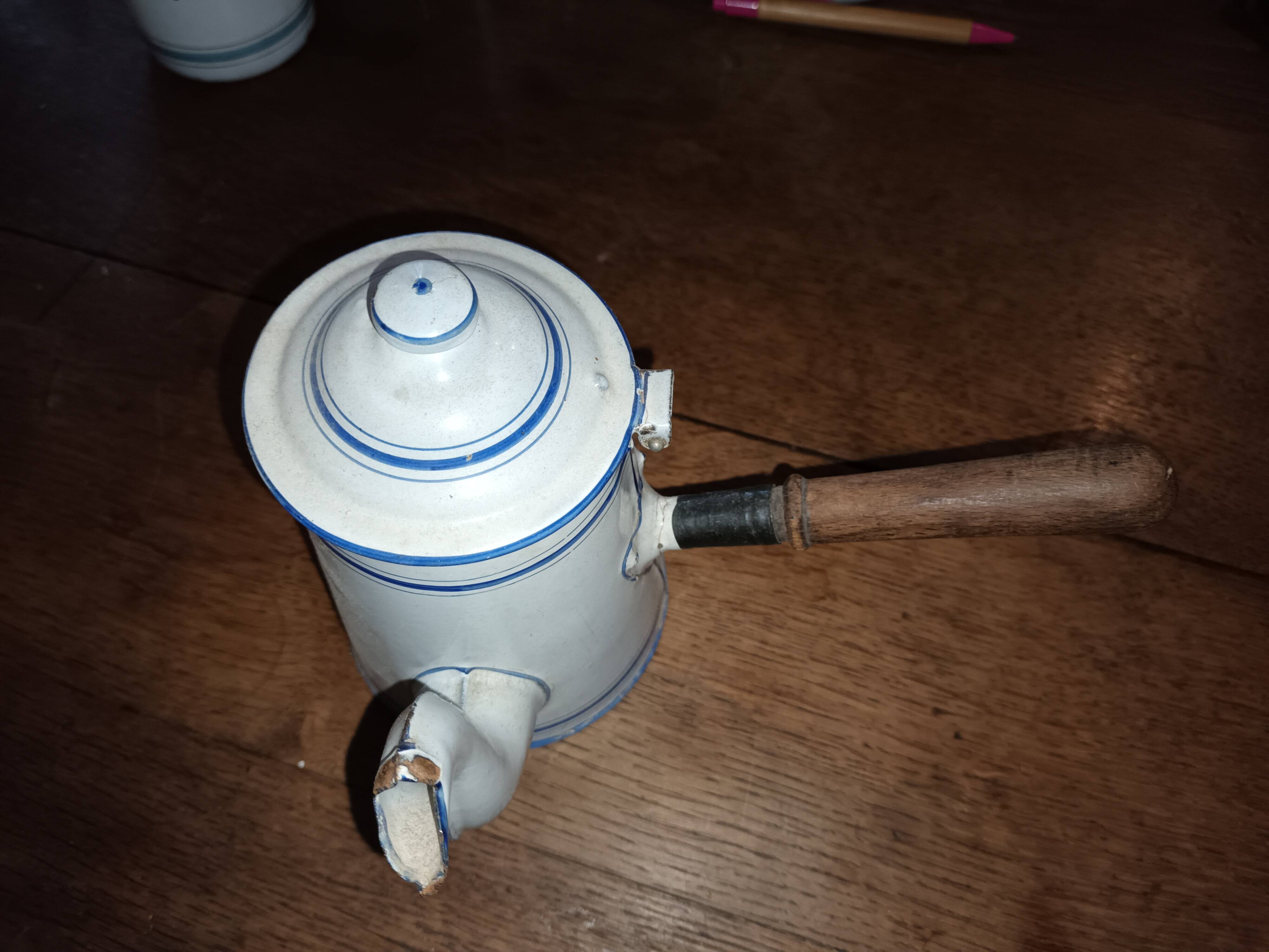Enamelled sheet metal chocolate pot