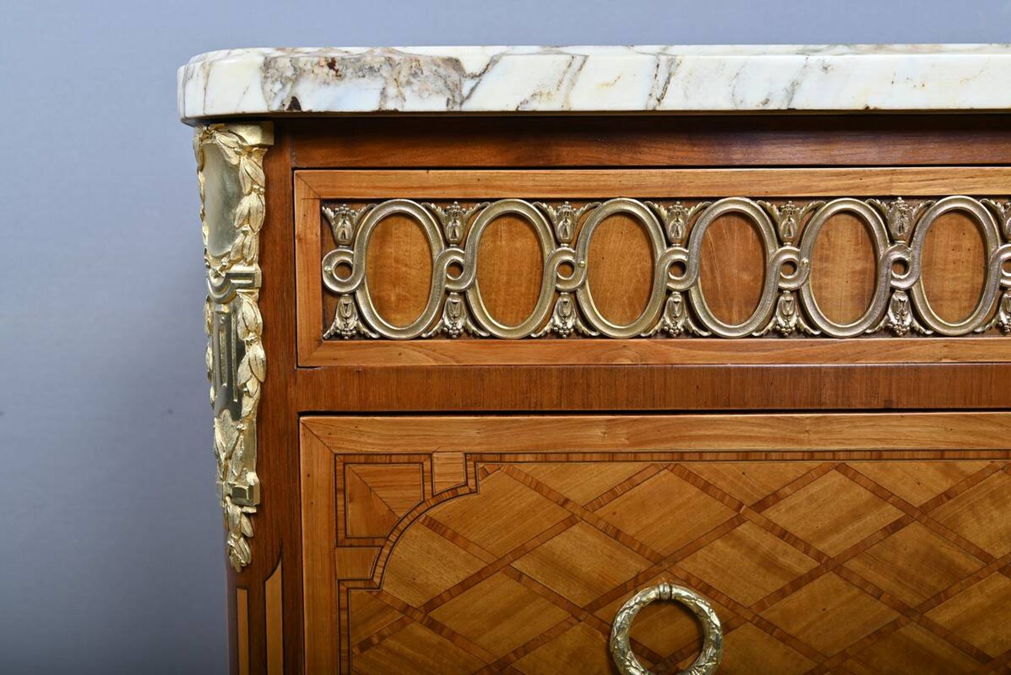 Commode Sauteuse en Marqueterie, style Transition Louis XV Louis XVI – Débu