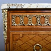 Commode Sauteuse en Marqueterie, style Transition Louis XV Louis XVI – Débu