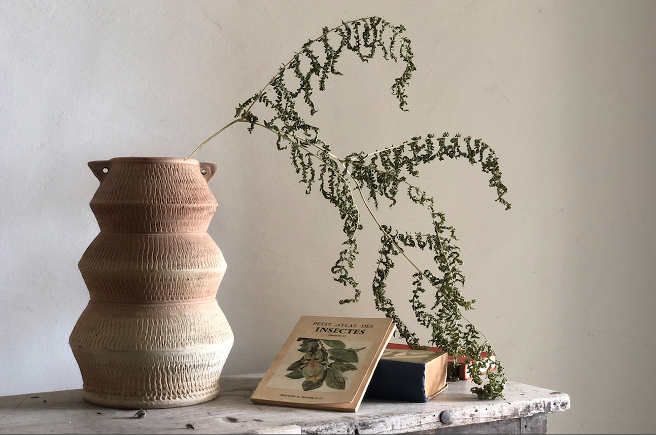 Vase en terre cuite avec anses "zigzag"