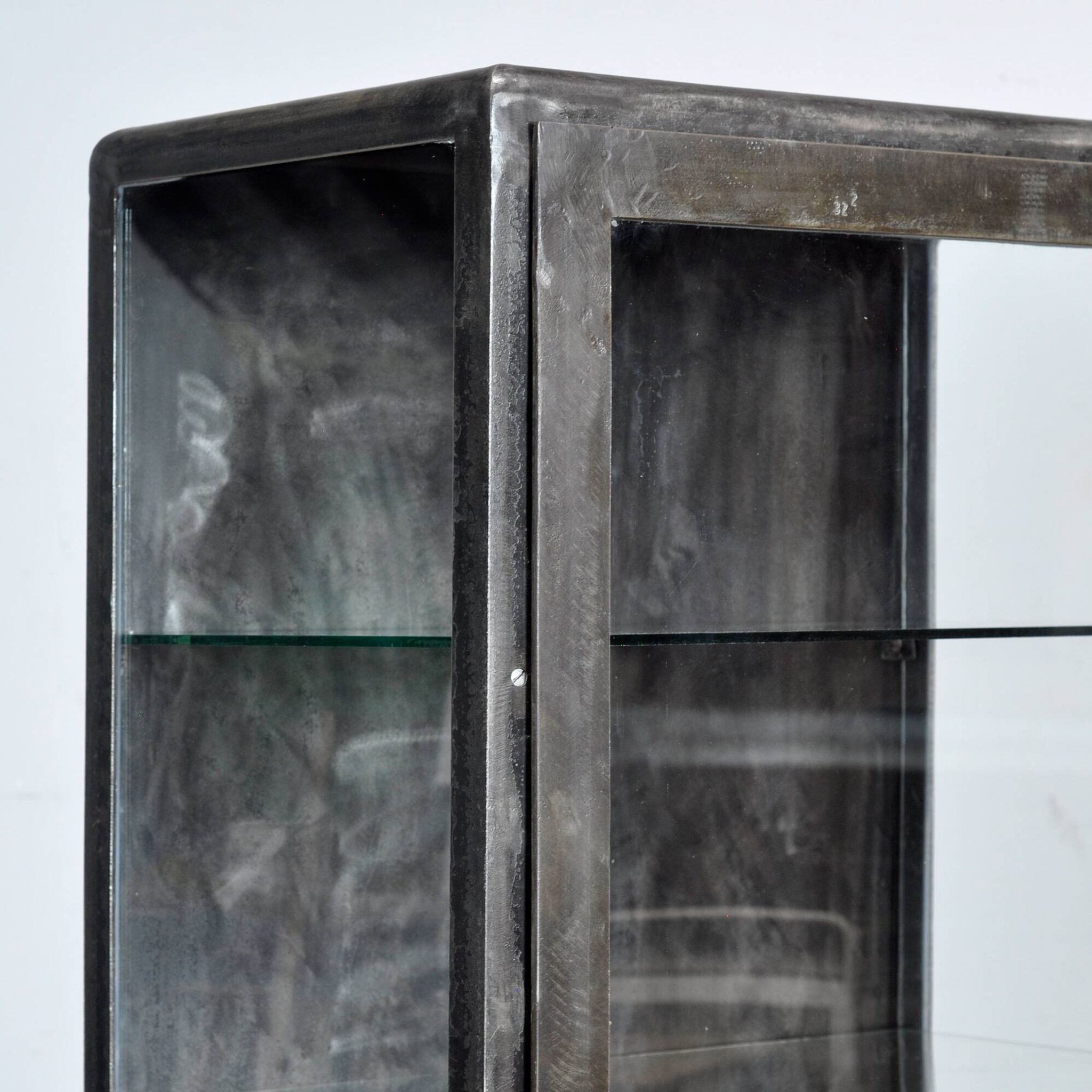 Cabinet de médecine en fer poli, années 1920