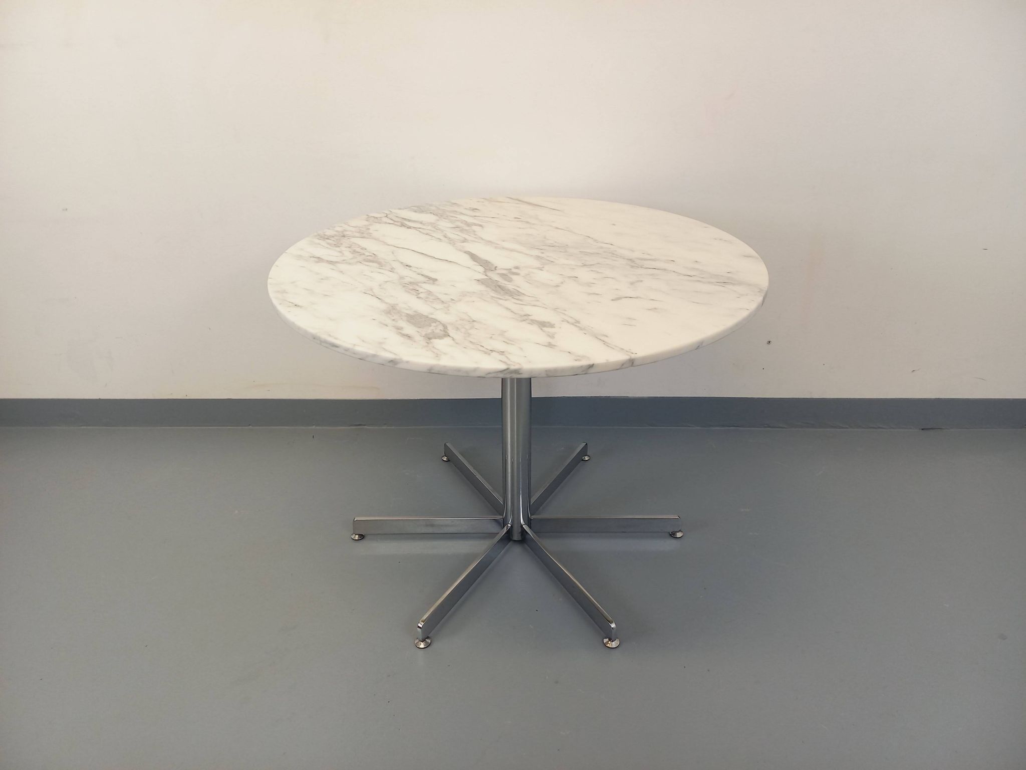 Vintage round dining table in white marble and chrome metal from the 1970s.