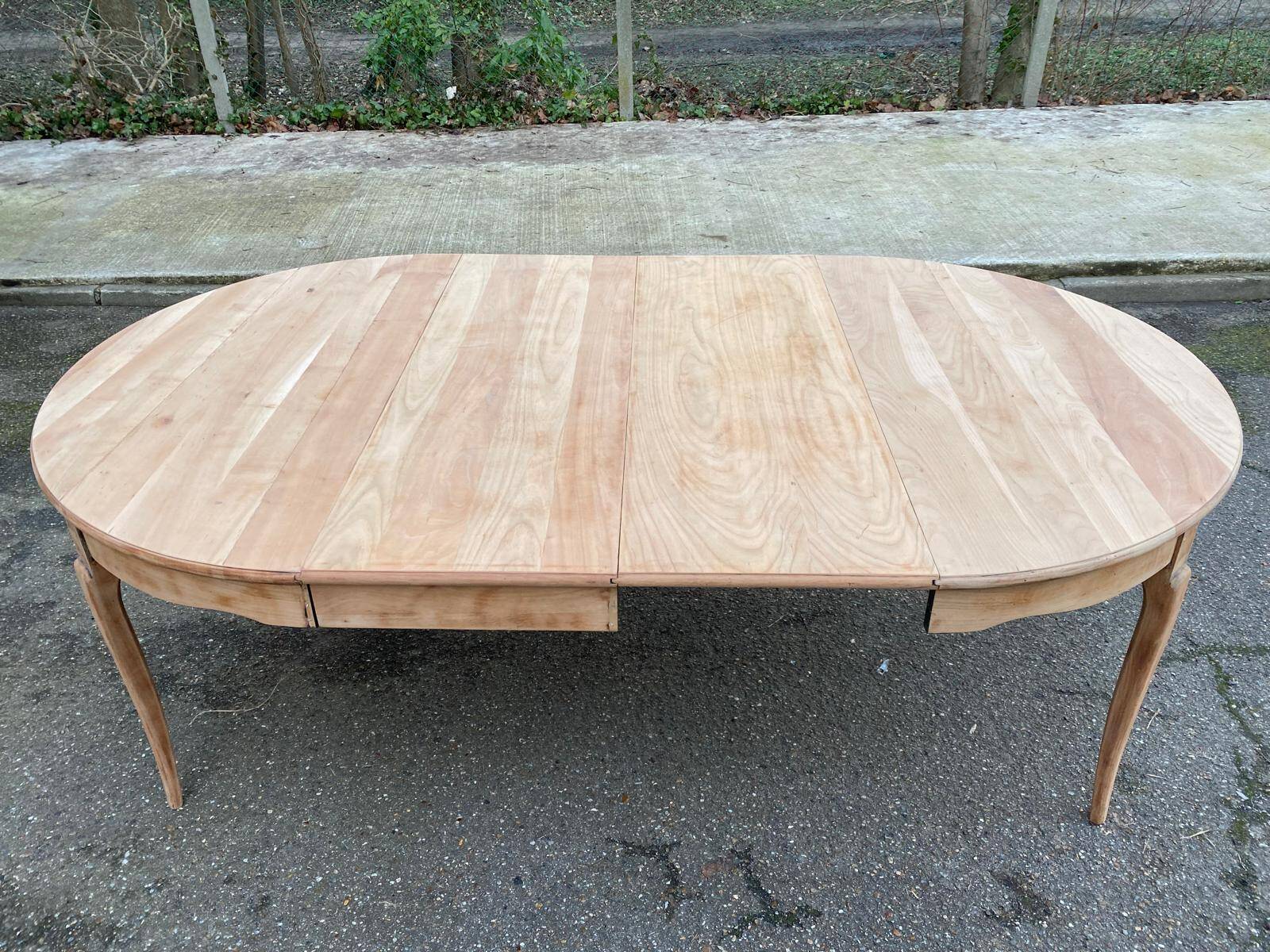 Renovated round dining table in solid wood, Louis XV style from the 19th century.