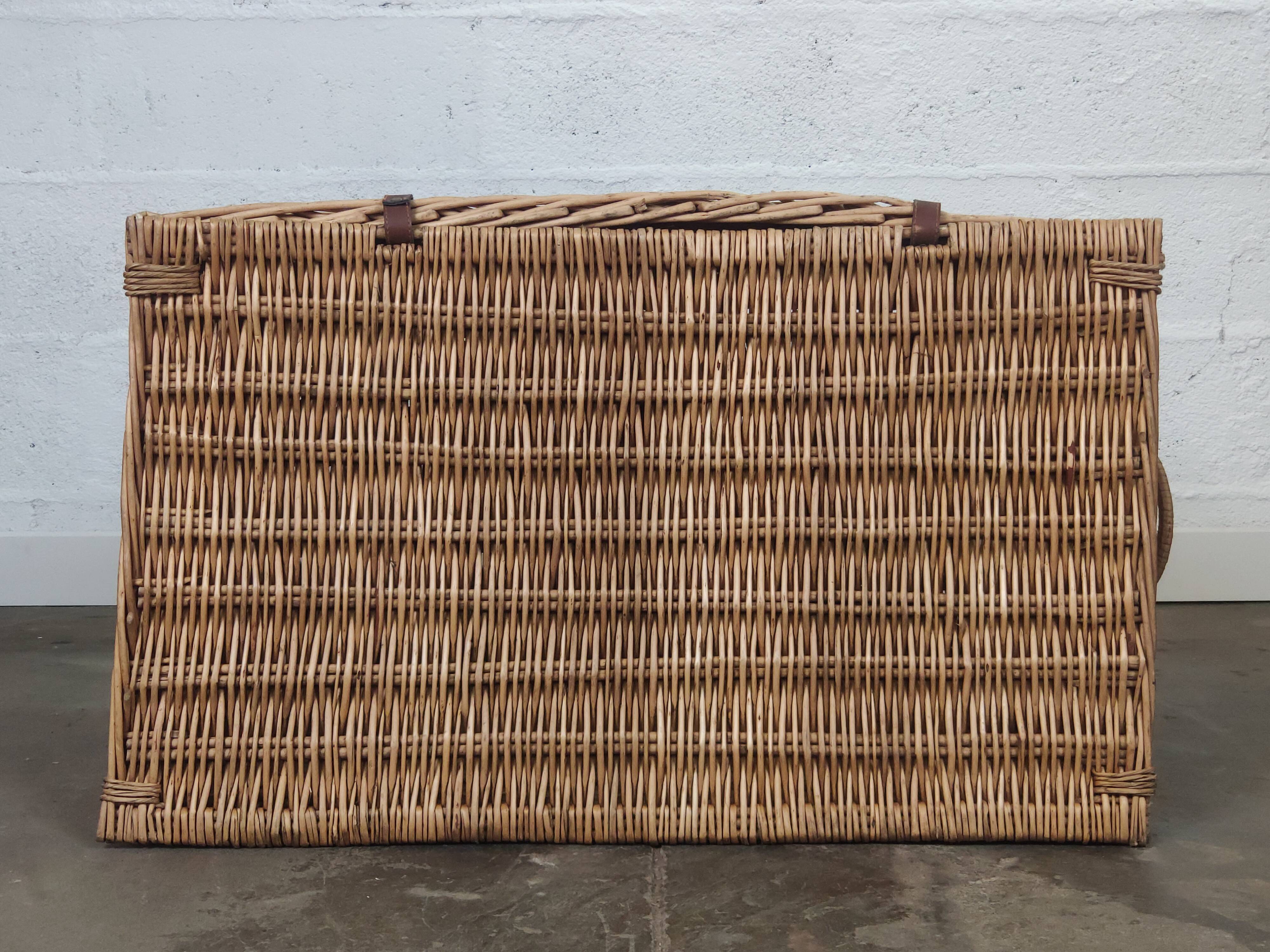 Coffre en osier tressé vintage