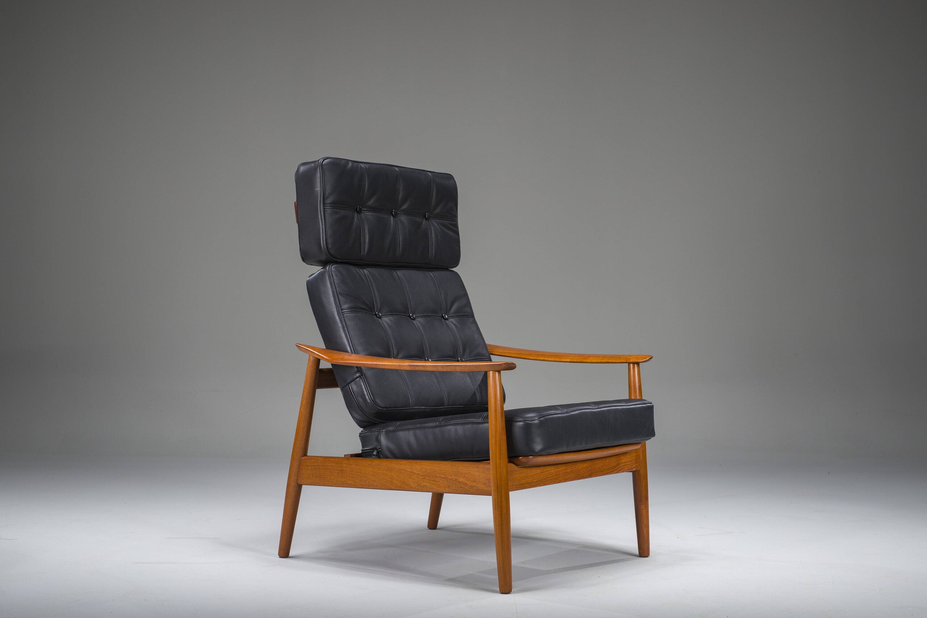 Mid-Century Modern FD 164 Armchair in Teak and Black Leather by Arne Vodder