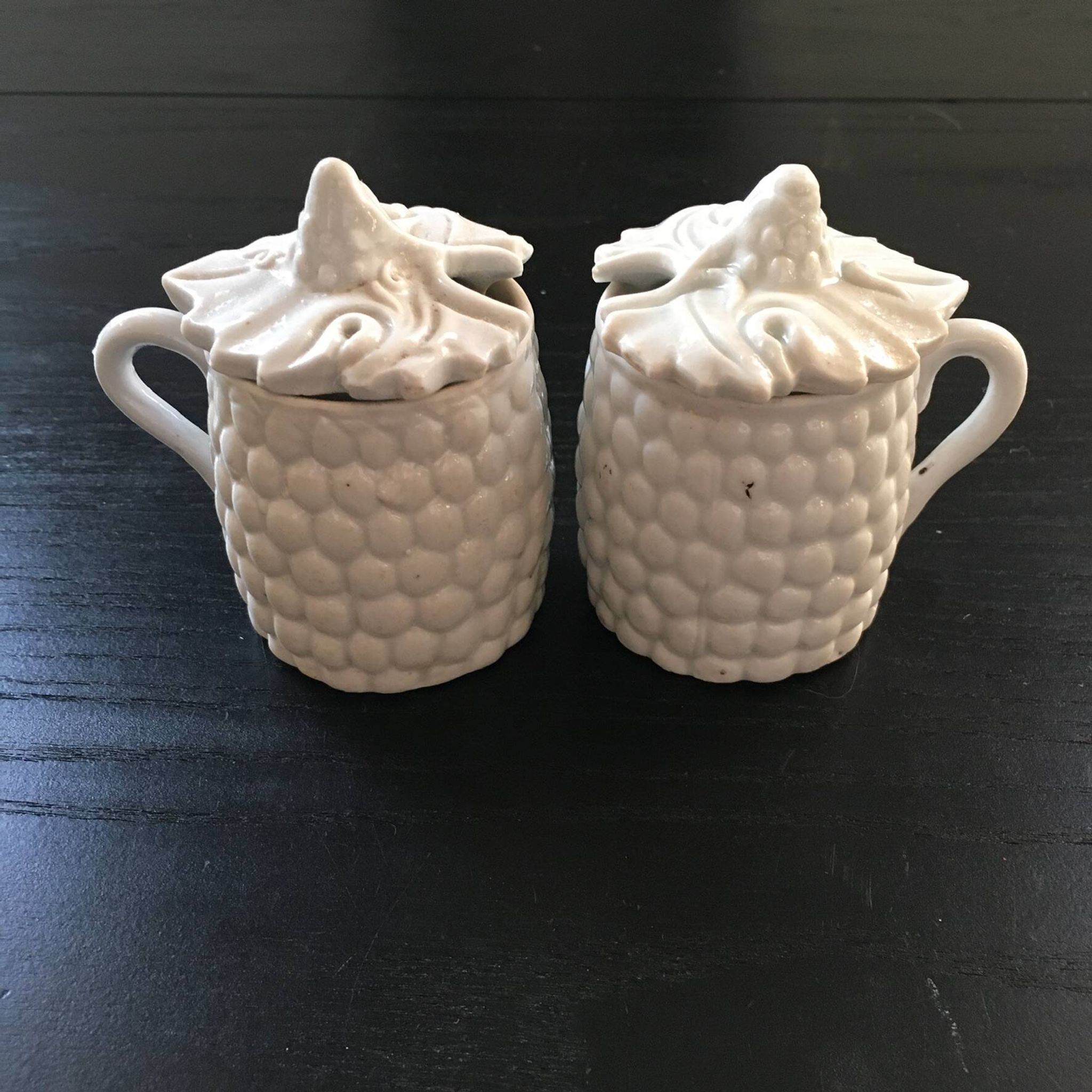 Paire de pots en barbotine