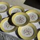 Lot de 19 grandes assiettes plates vintage jaunes fleurs roses liseré doré
