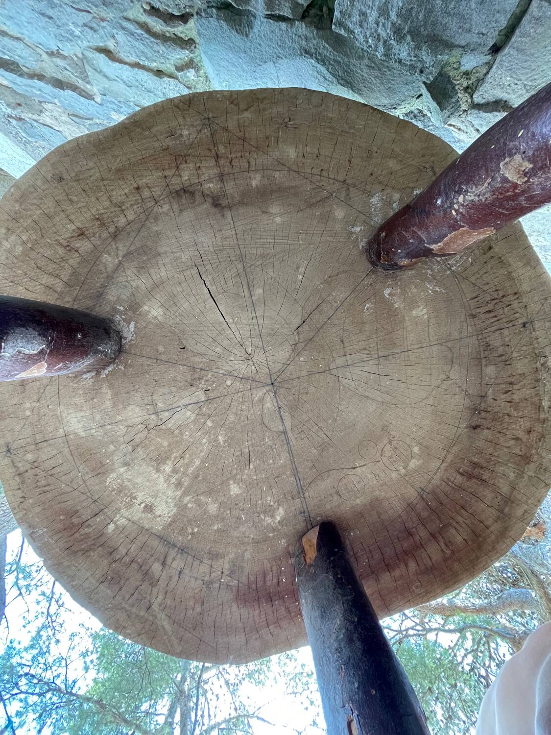 Table basse brutaliste en bois