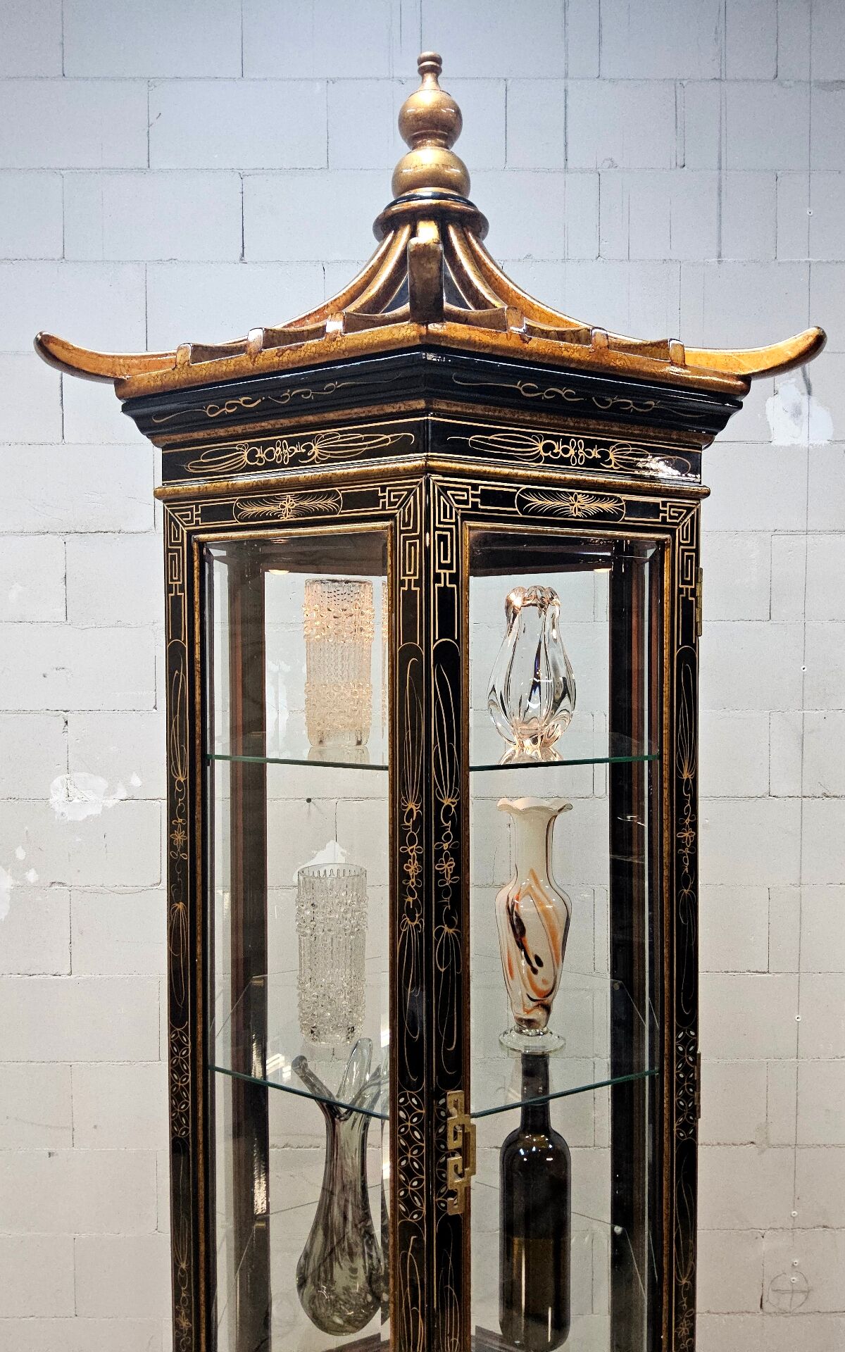 Vitrine chinoise avec toit en pagode et éclairage (asiatique)