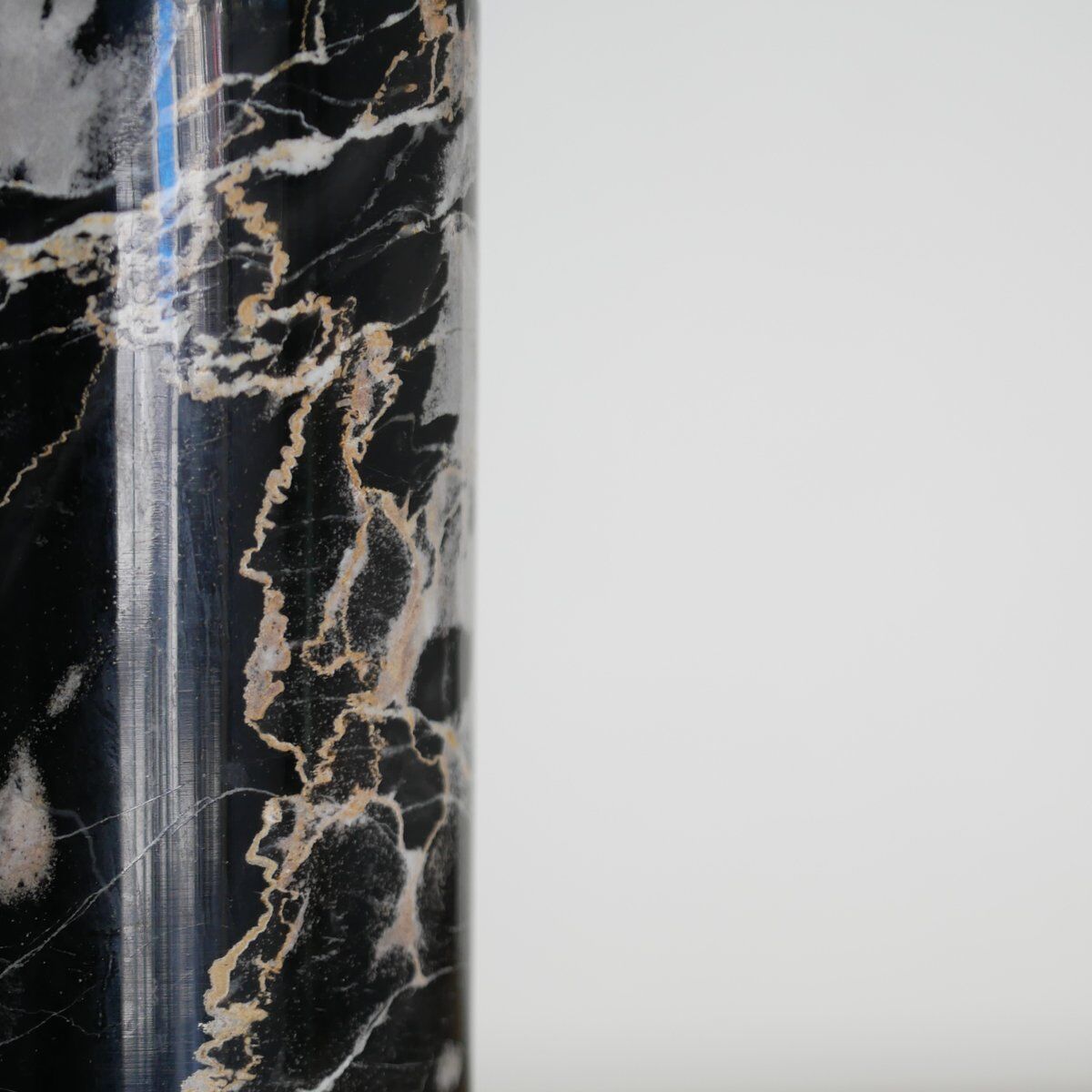 Vase en marbre Portoro noir et doré par Angelo Mangiarotti pour Skipper, années 70.