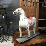 Cheval en papier mâché
