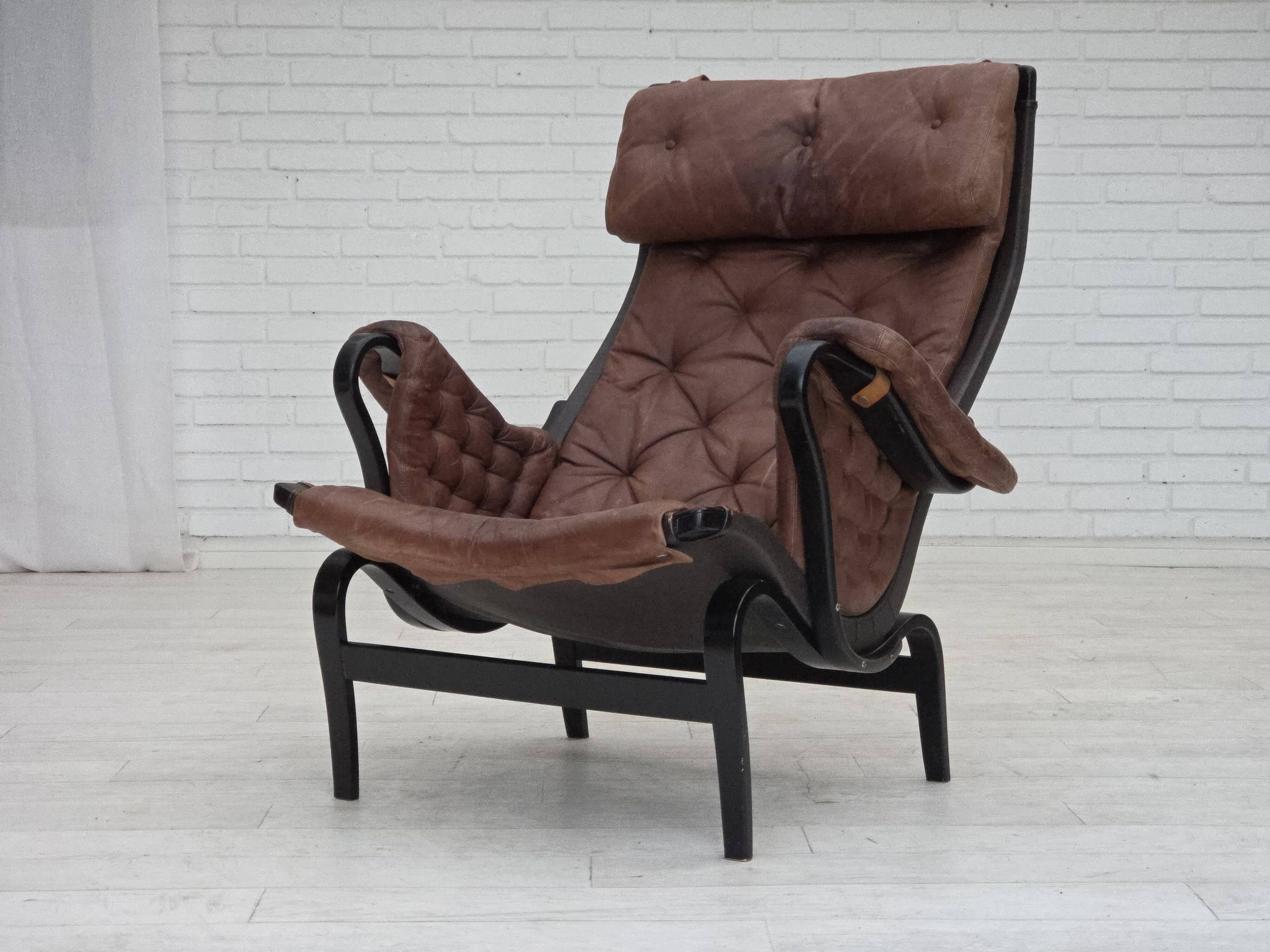 Années 1970, design suédois de Bruno Mathsson, modèle « Pernilla », cuir.
