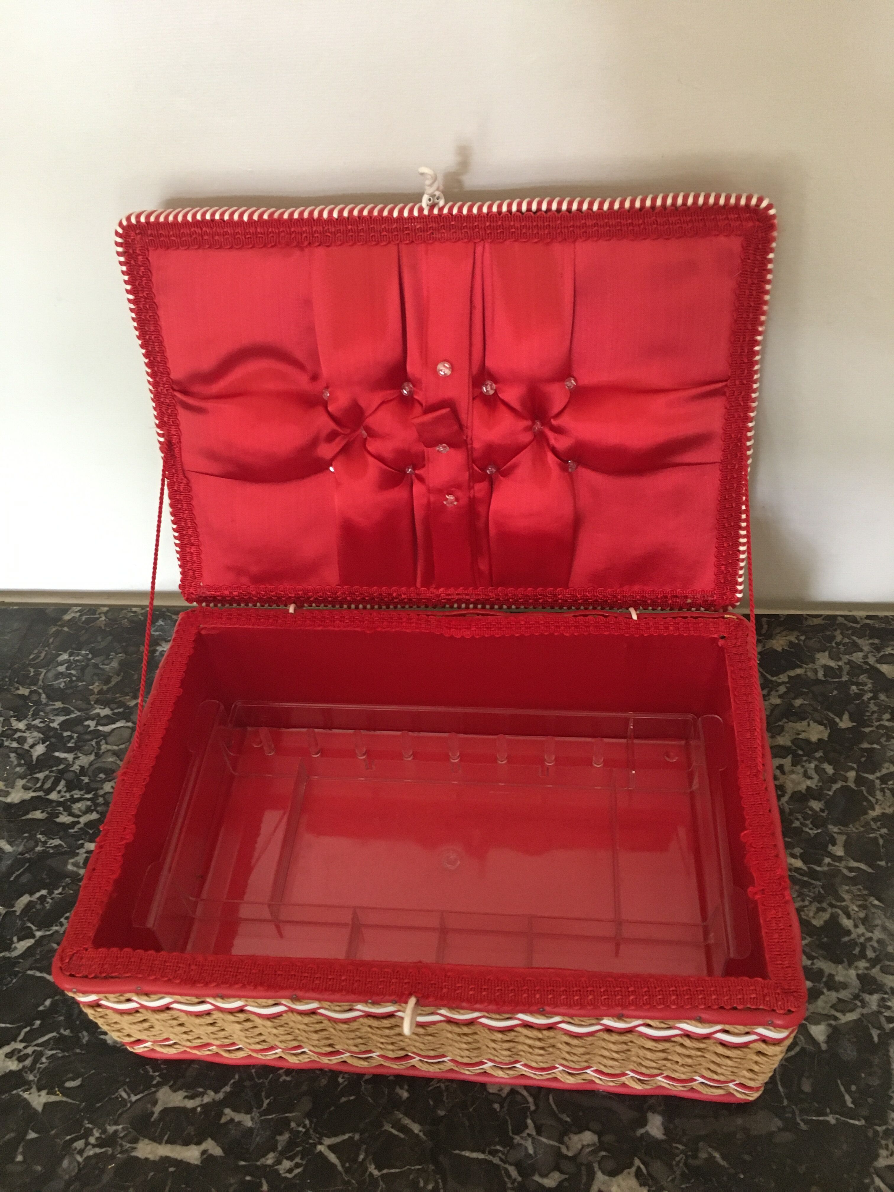 Scoubidou sewing box