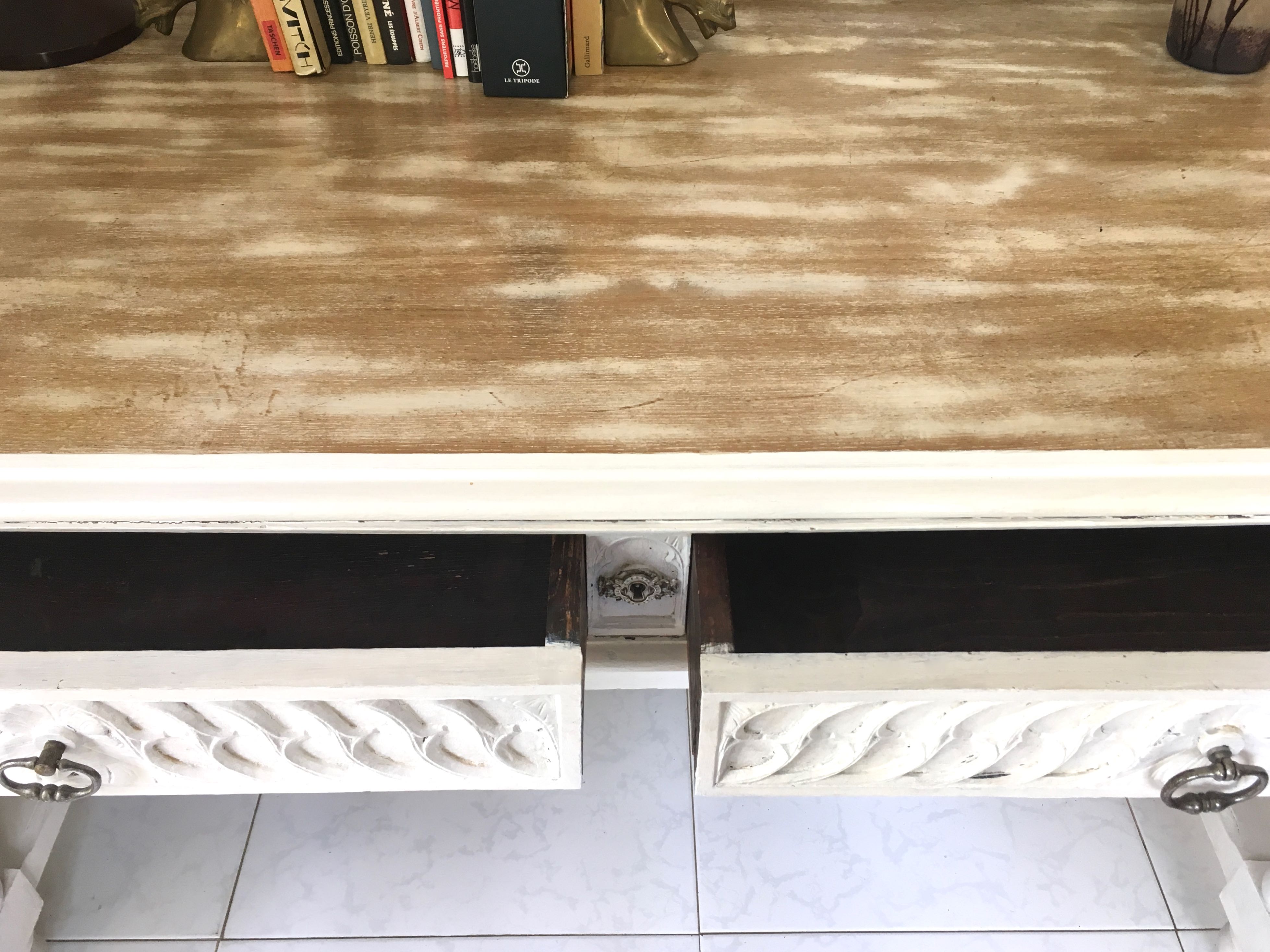 Bureau ancien en chêne sculpté et cérusé