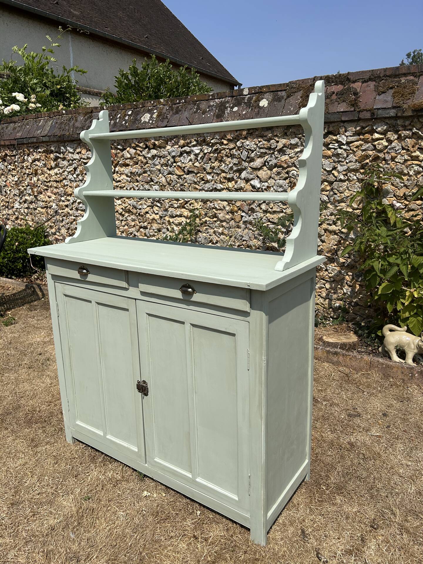 Buffet parisien vintage et son verrier vert d’eau