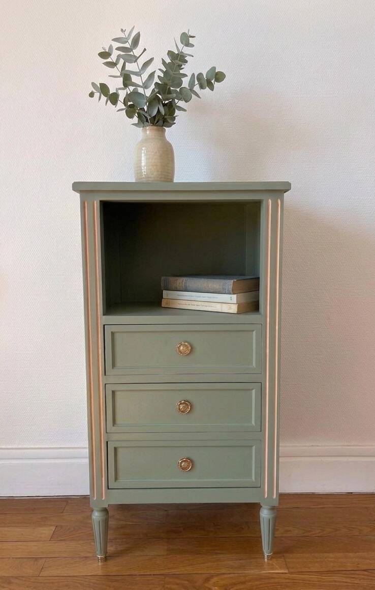 Vintage Louis XVI style chest of drawers – sage green paint, doorknobs
