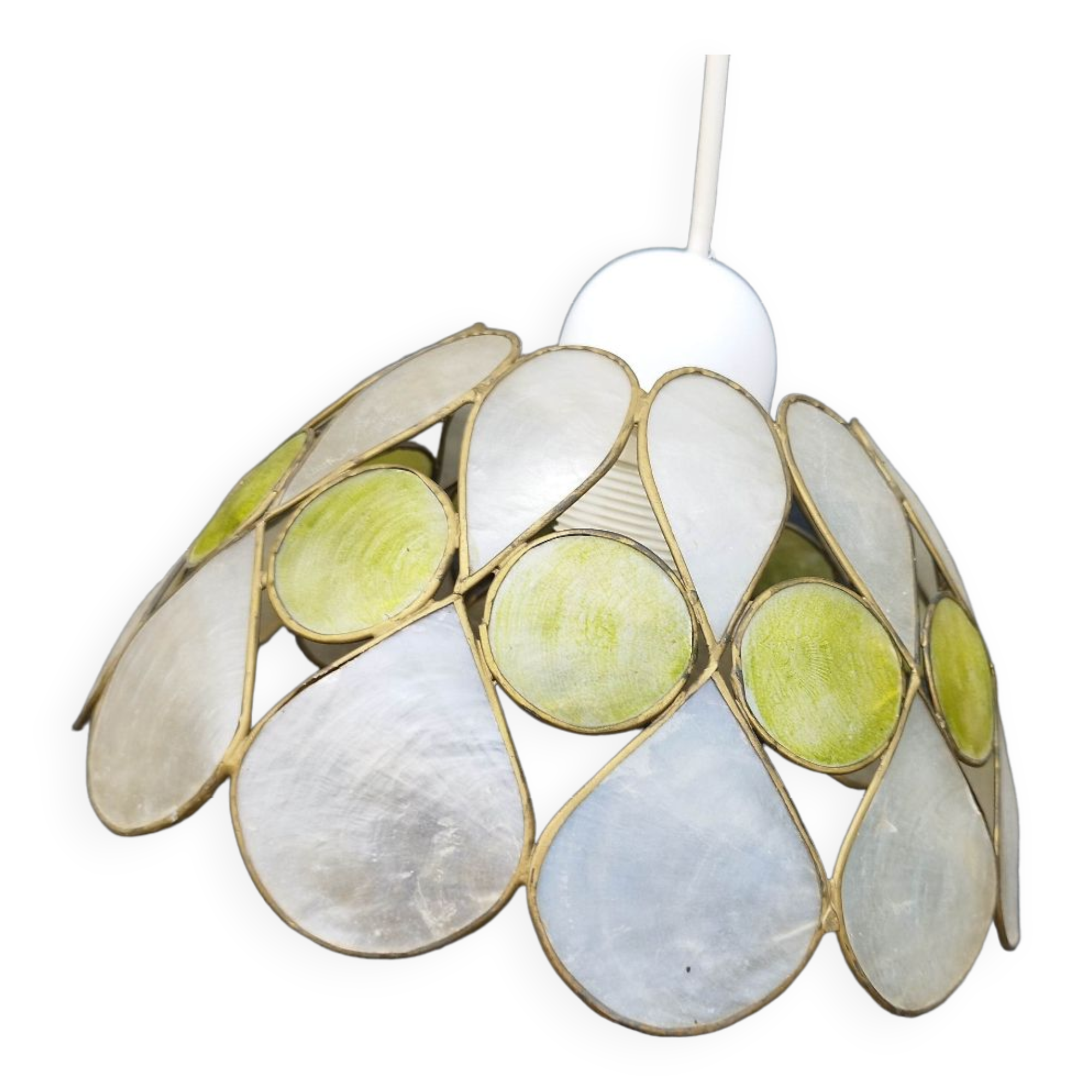 Mother-of-pearl lampshade suspension