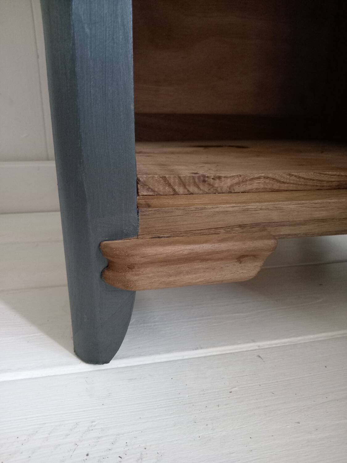 Bedside table / Side table