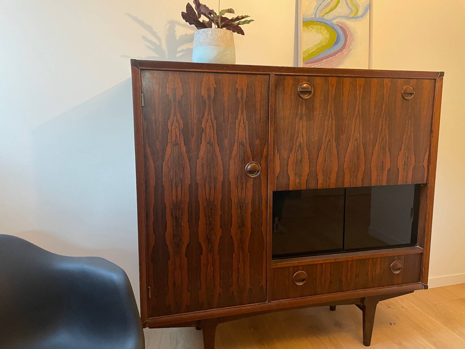 Scandinavian storage unit