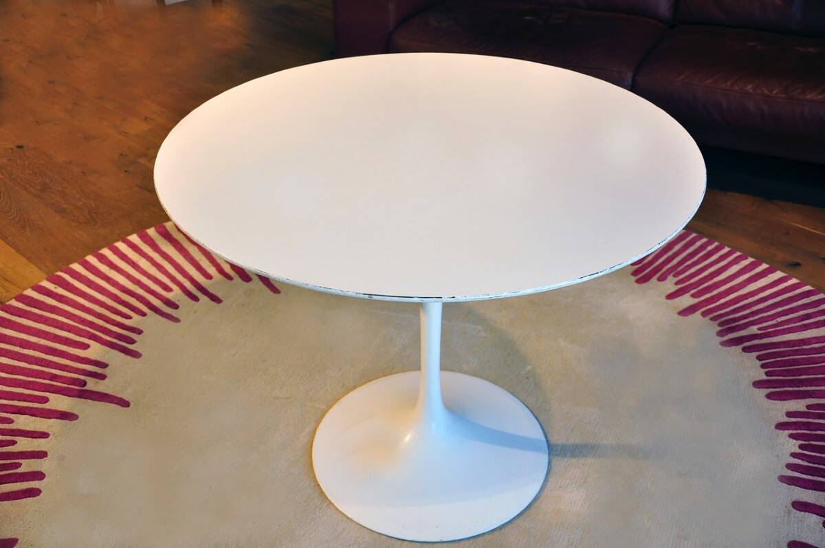Knoll International table circa 1960, melamine wood top, white lacquered cast iron legs
