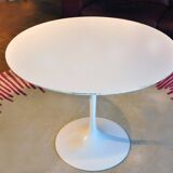 Knoll International table circa 1960, melamine wood top, white lacquered cast iron legs