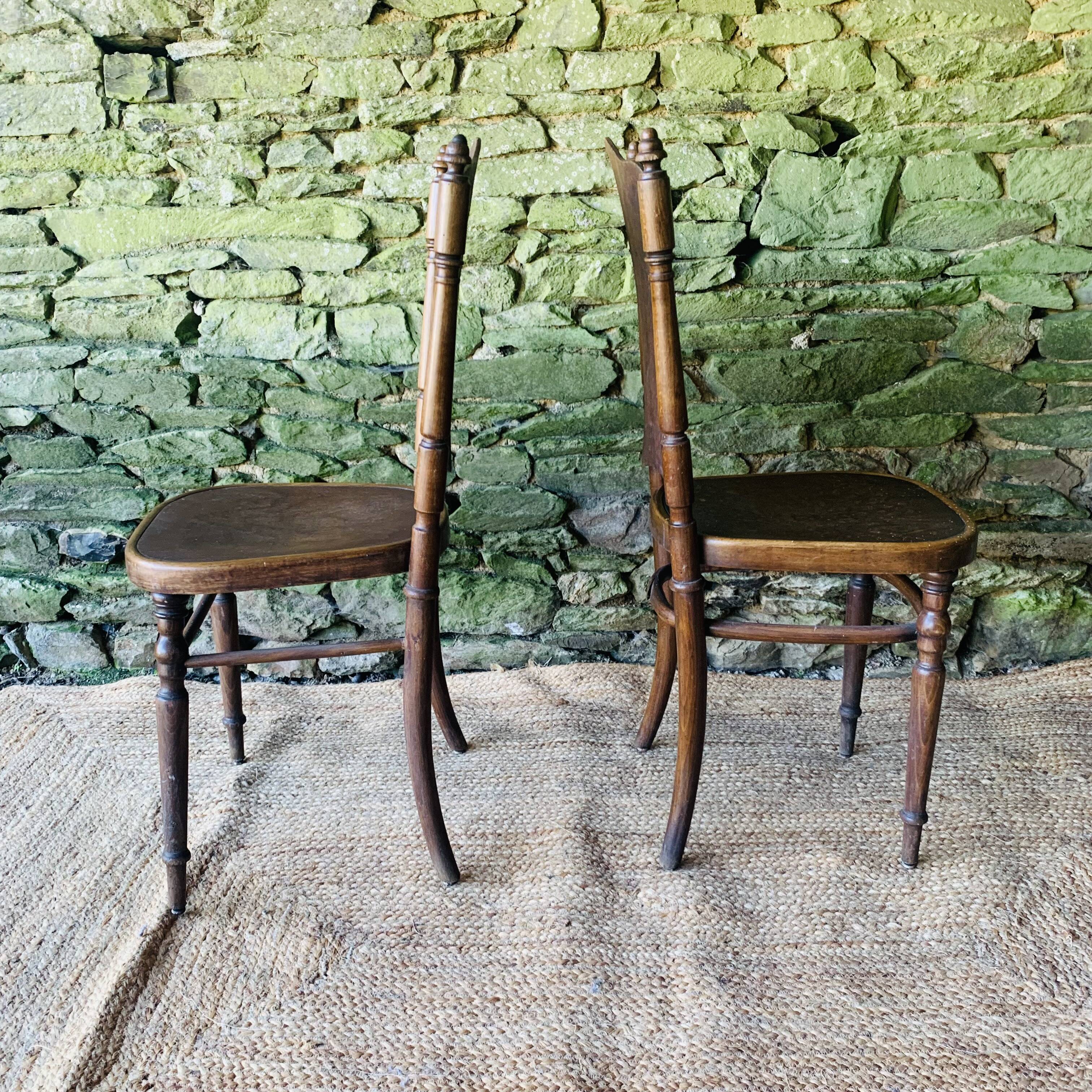 Paire de 2 chaises avec motifs en relief