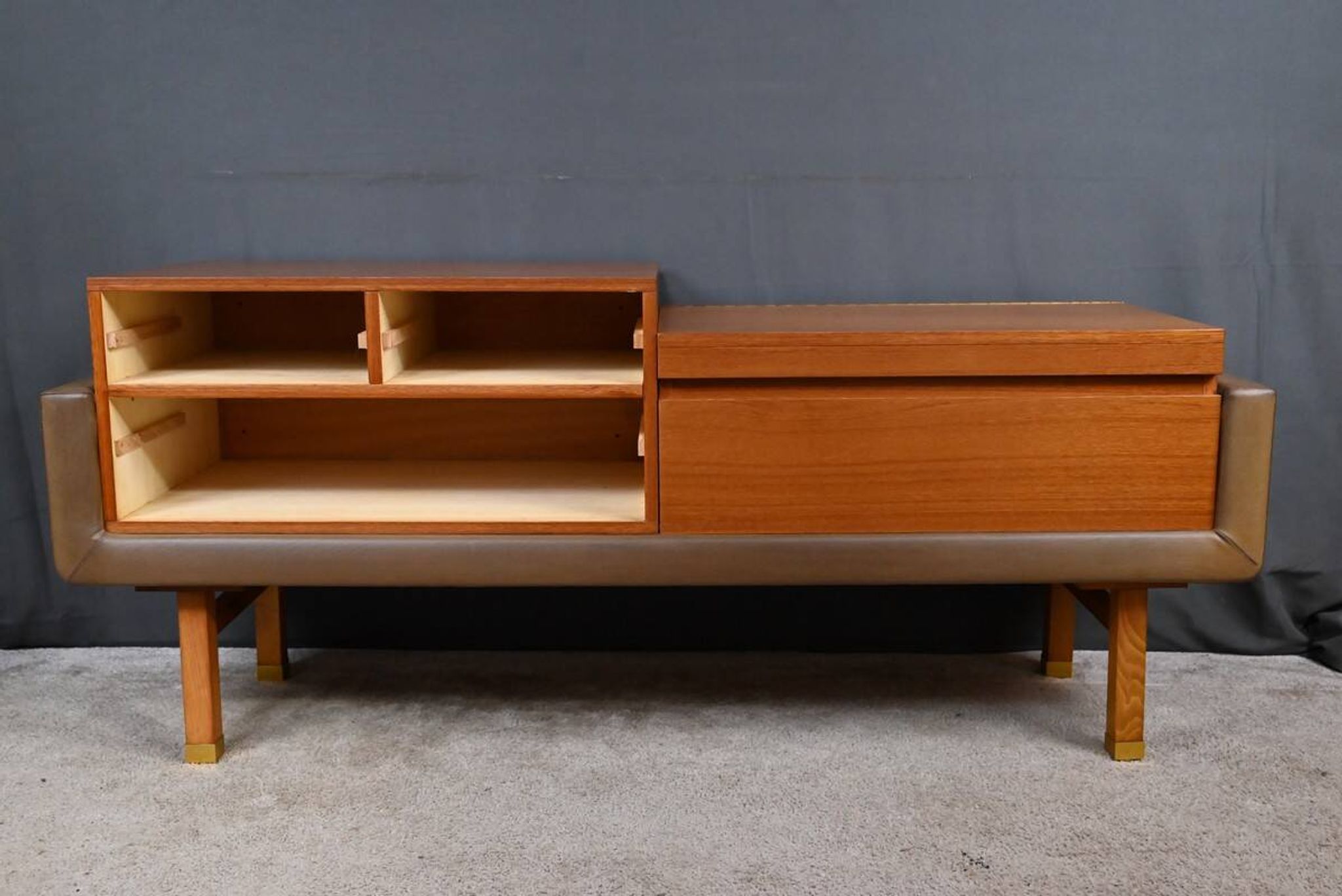 Teak and nubuck hairdresser, by R. Landault – 1970