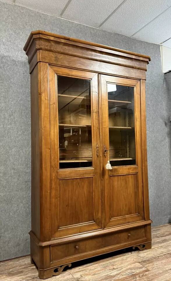 Louis Philippe - Charles X period bookcase in walnut circa 1820