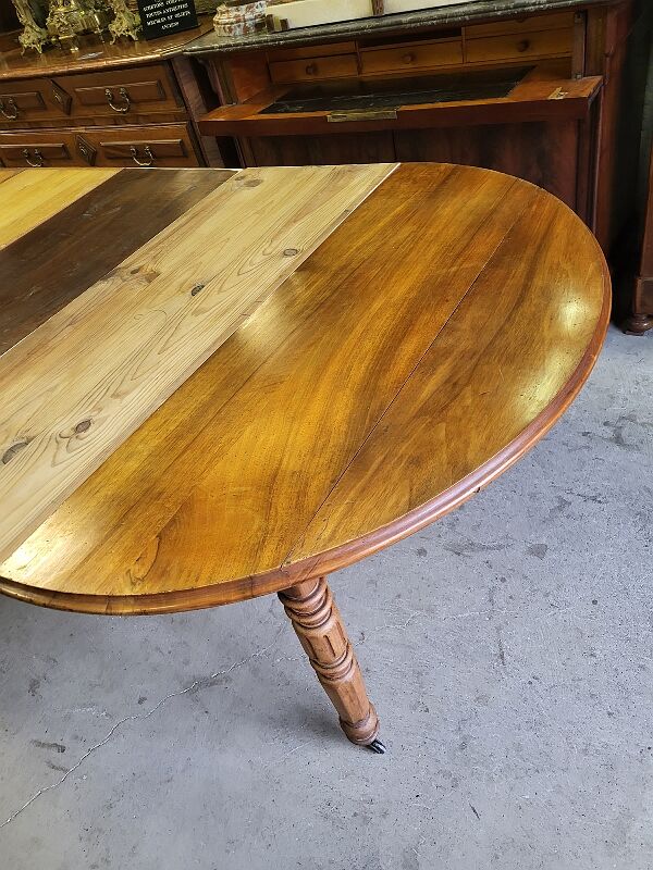 Table 6 pieds en noyer blond de 356 cm de long ouverte avec 5 allonges n10