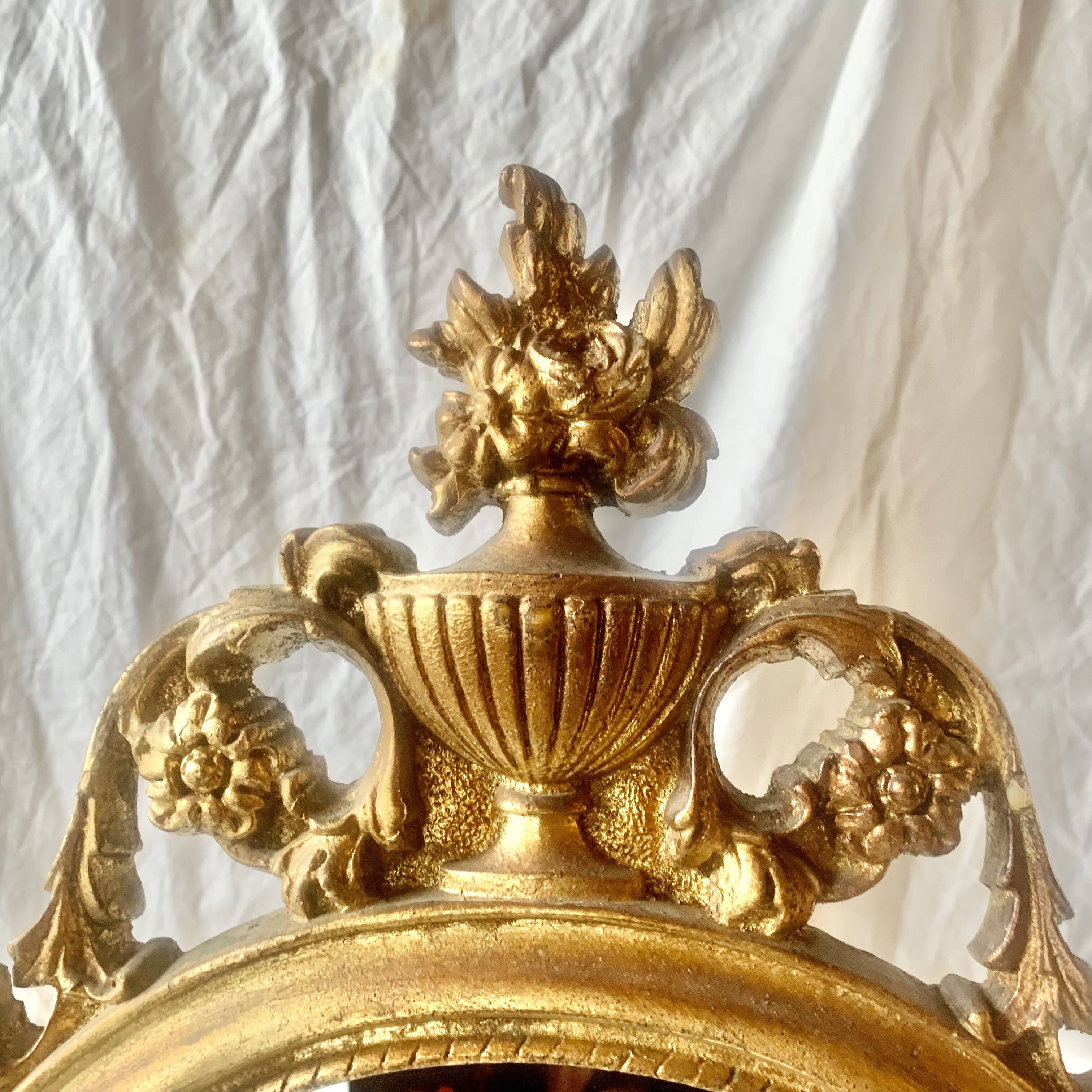 Ancien miroir ovale en résine dorée à la feuille - style baroque - 73 cm