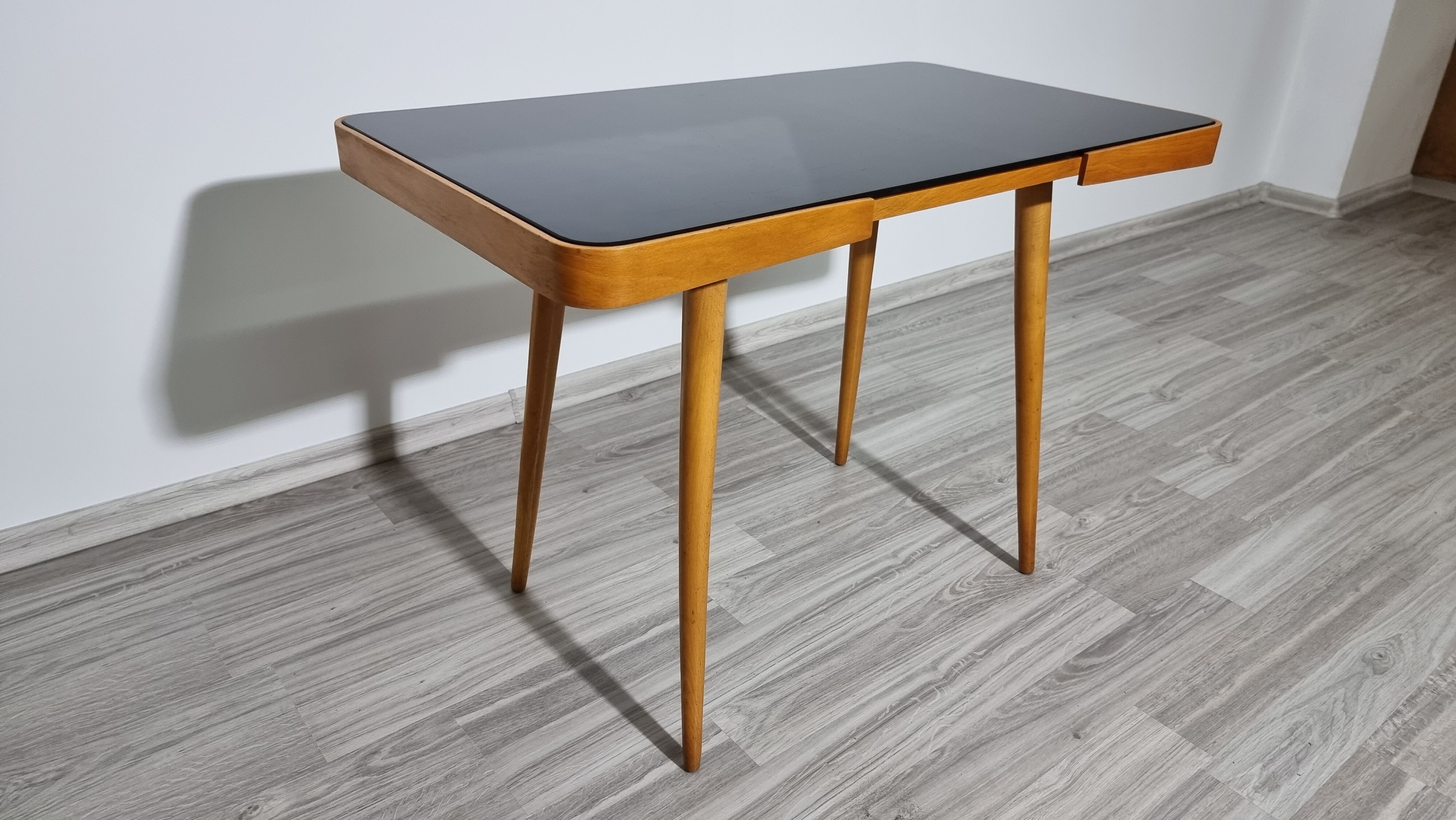 Table basse par Jiri Jiroutek